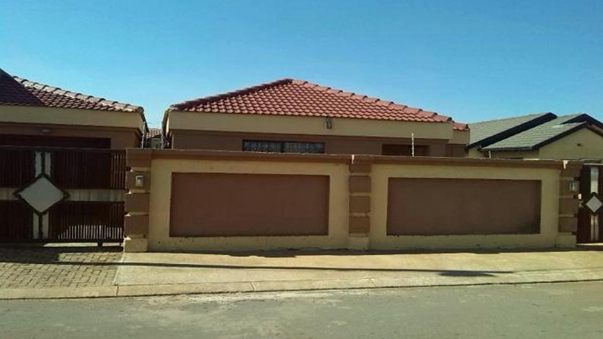 Front View of property in Vosloorus