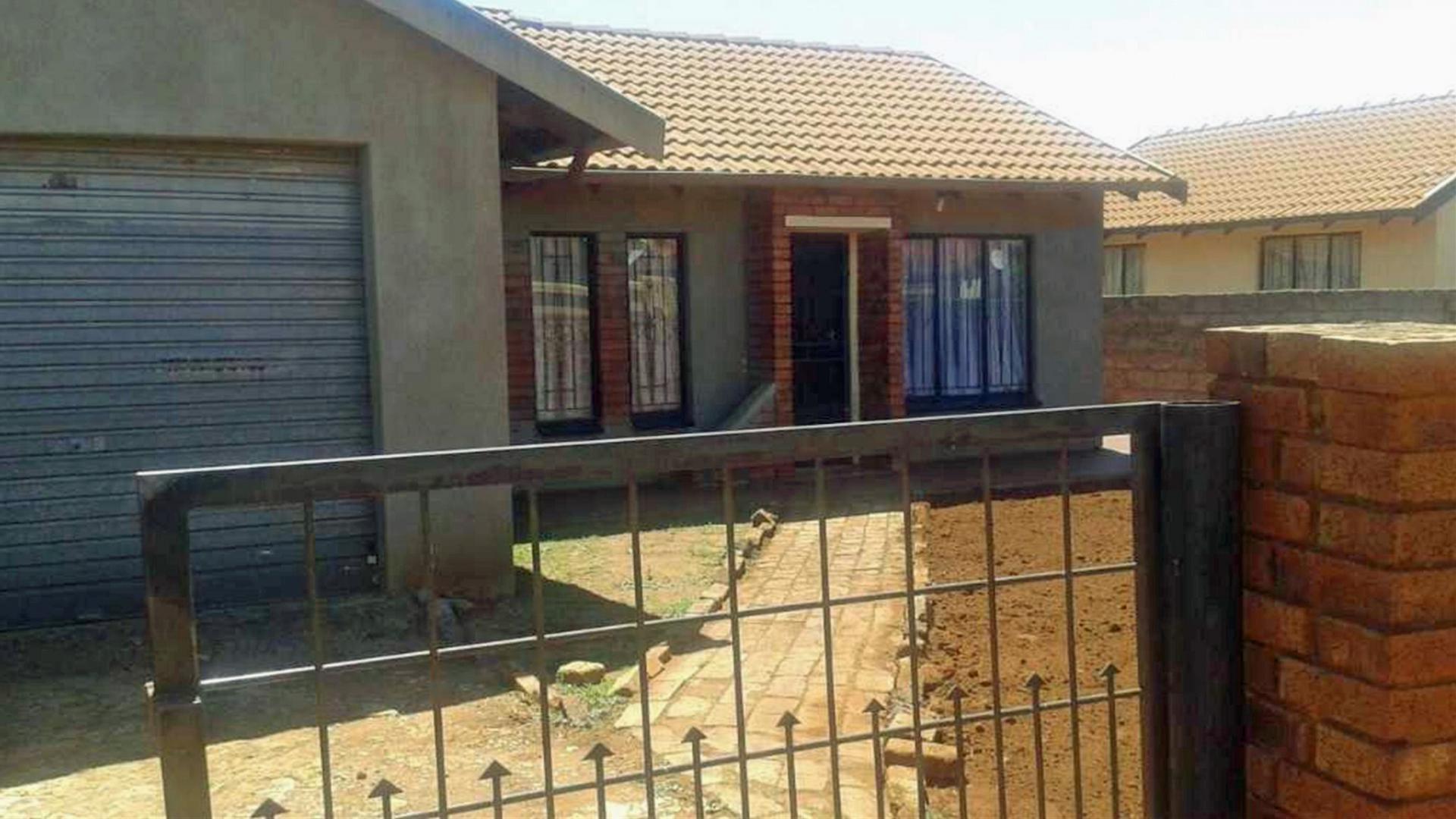 Front View of property in Protea Glen