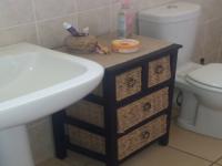 Main Bathroom - 7 square meters of property in Hartebeesfontein