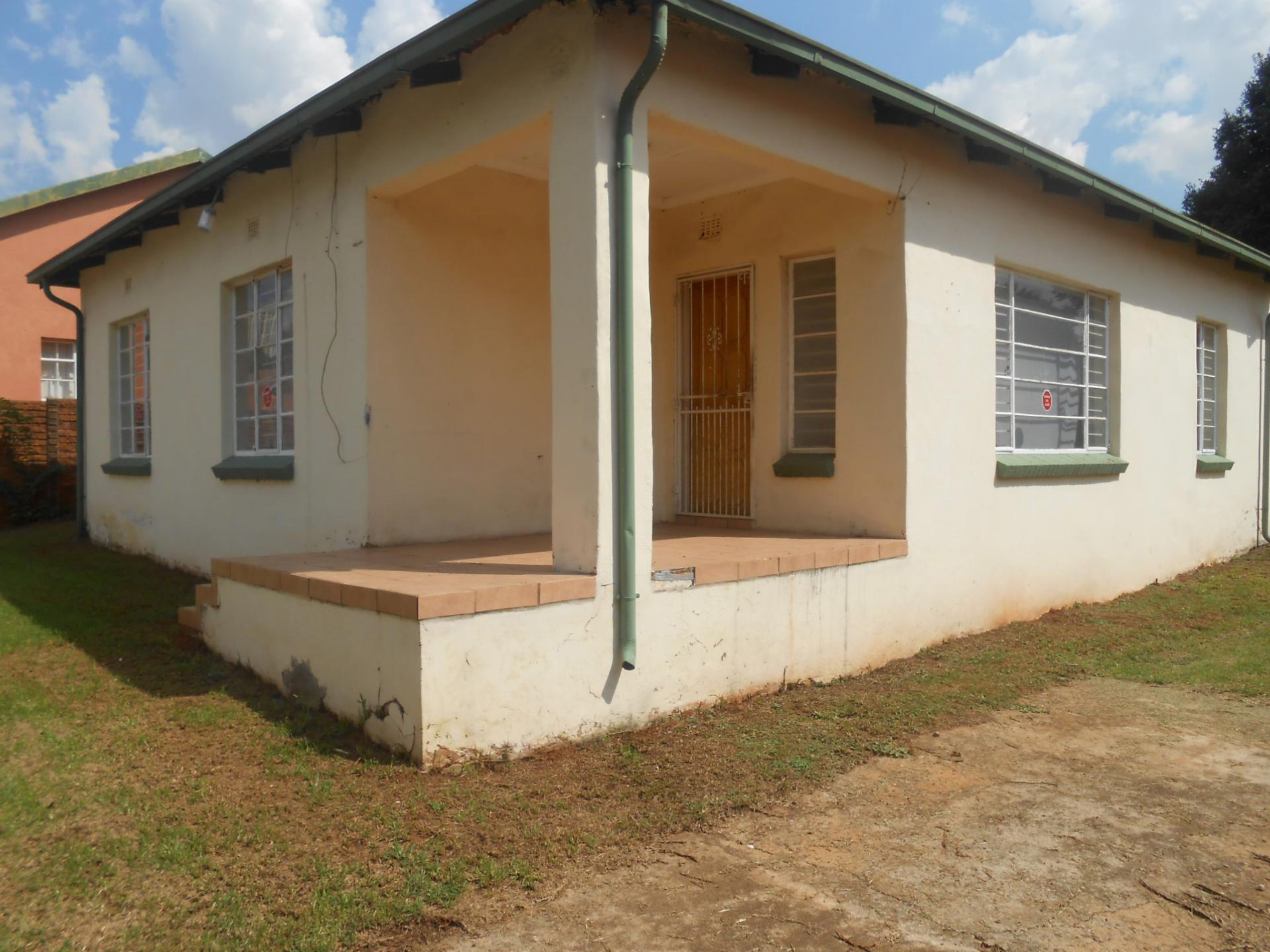 Front View of property in Alberstville