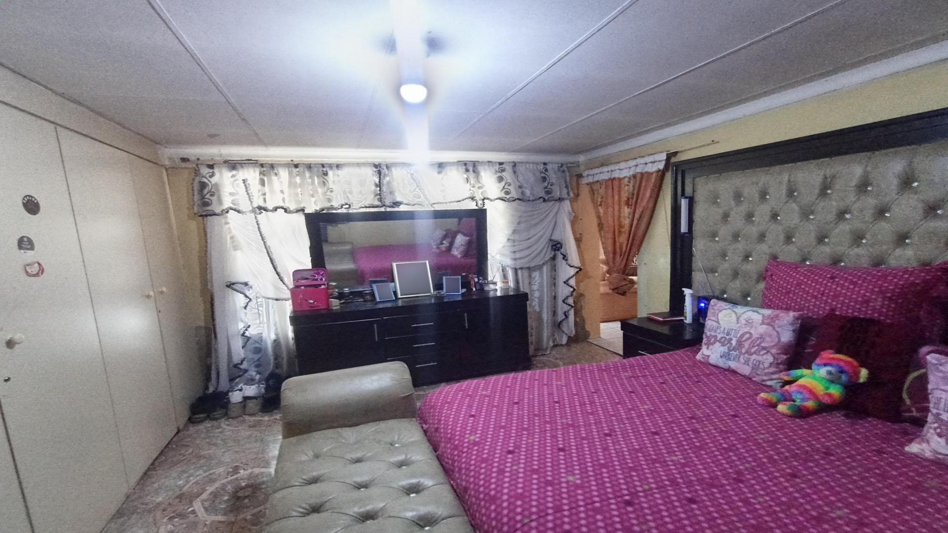 Main Bedroom of property in Sebokeng