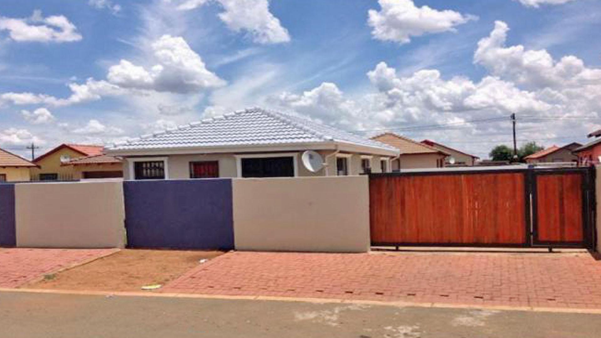 Front View of property in Protea Glen