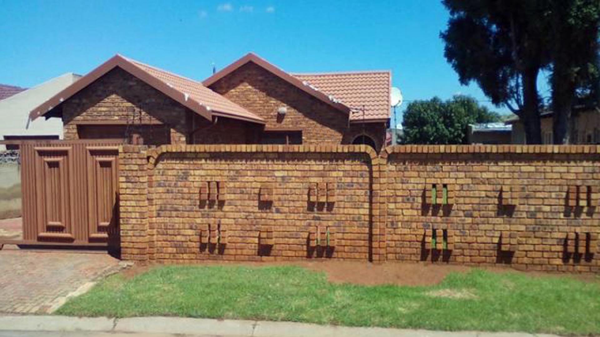 Front View of property in Vosloorus