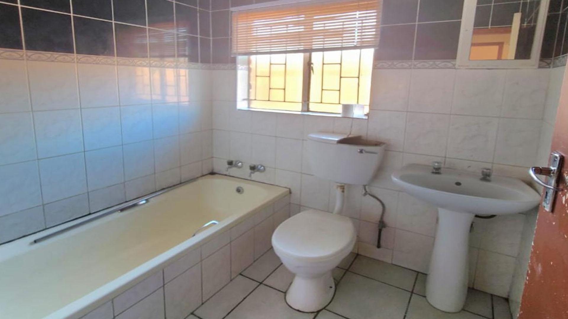 Bathroom 1 of property in Emalahleni (Witbank) 