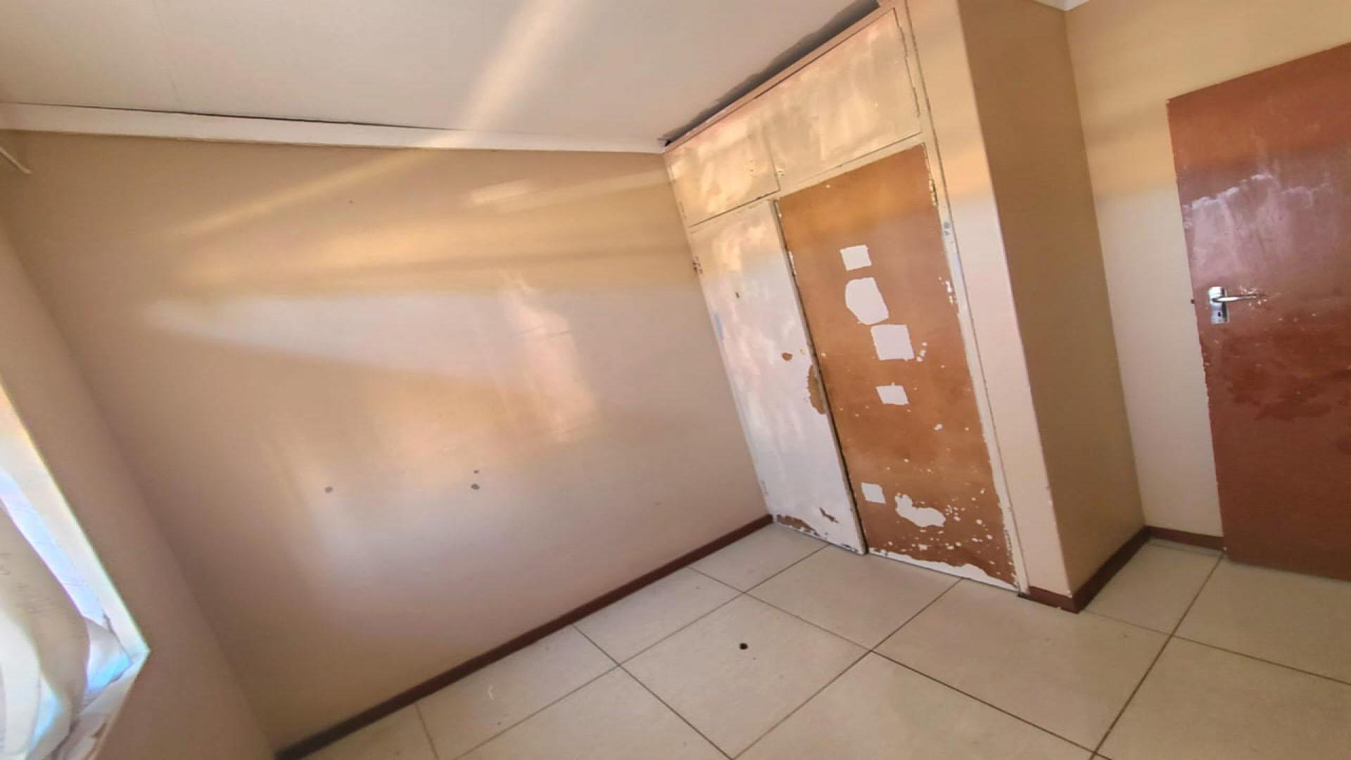 Bed Room 1 of property in Emalahleni (Witbank) 