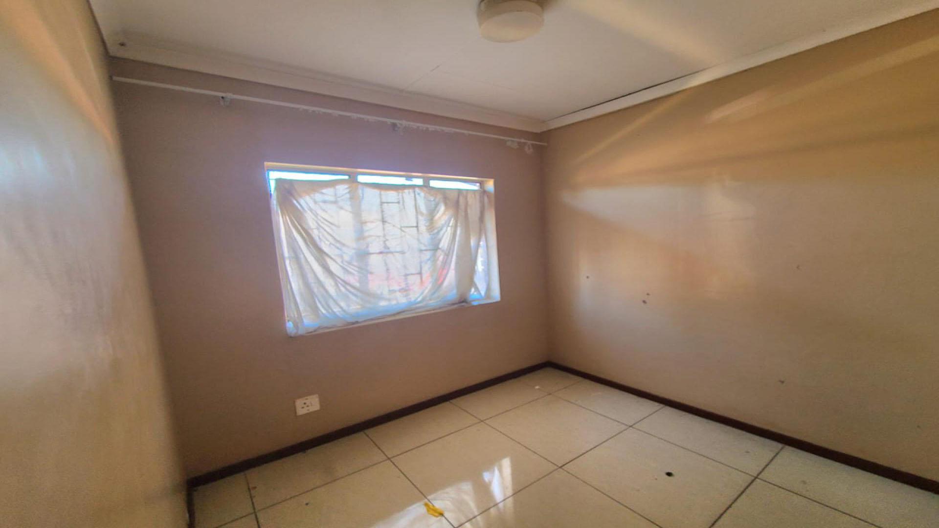 Bed Room 1 of property in Emalahleni (Witbank) 