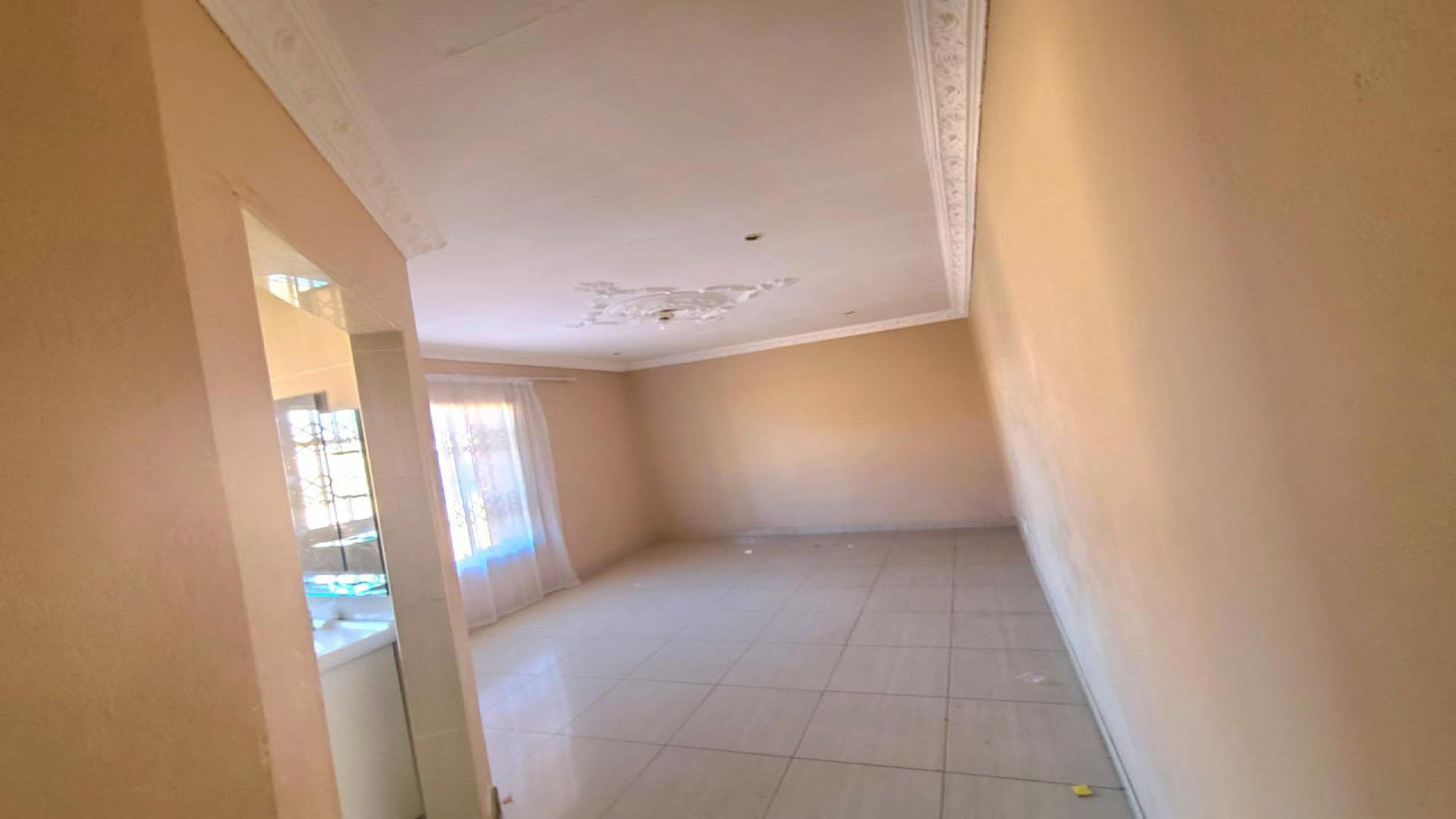 Main Bedroom of property in Emalahleni (Witbank) 