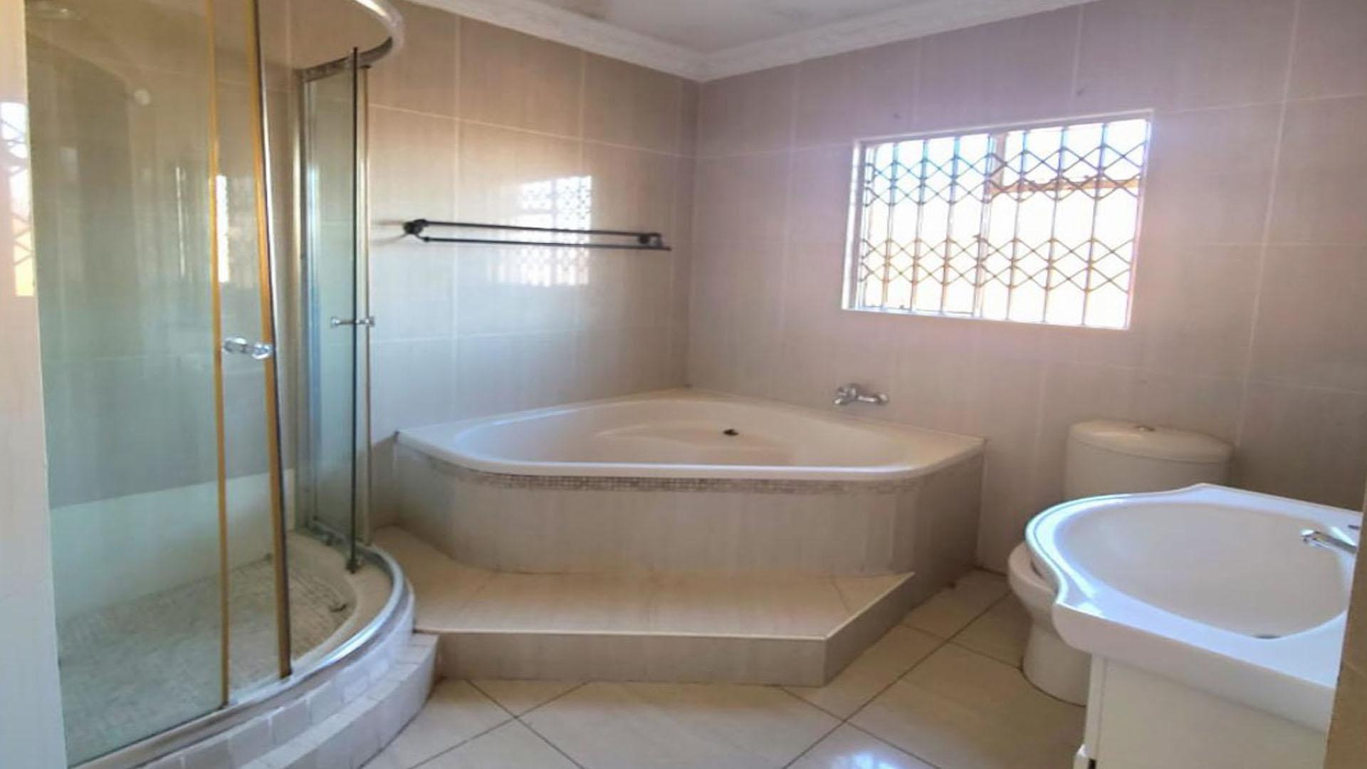 Main Bathroom of property in Emalahleni (Witbank) 