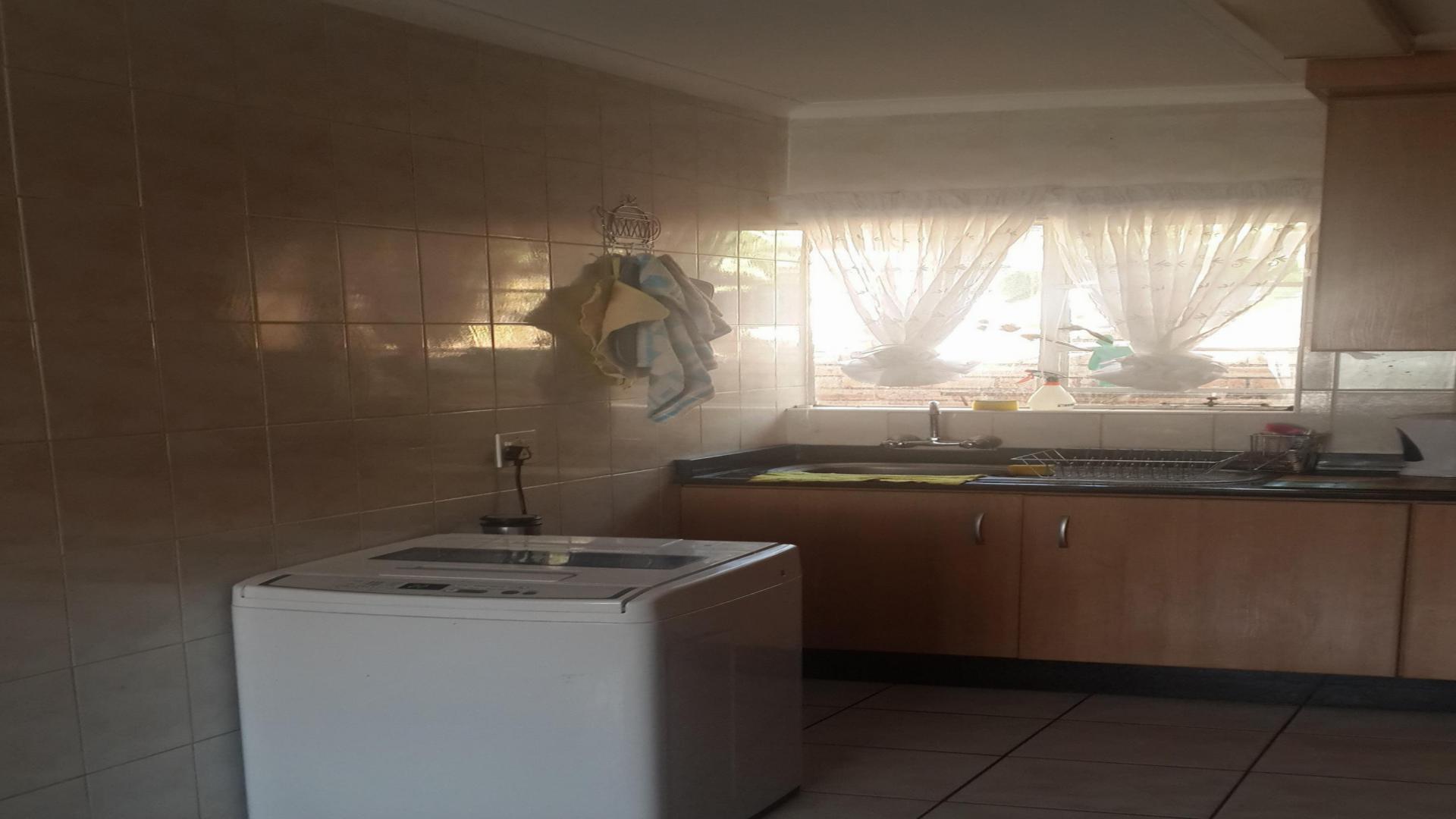 Kitchen - 11 square meters of property in Safarituine