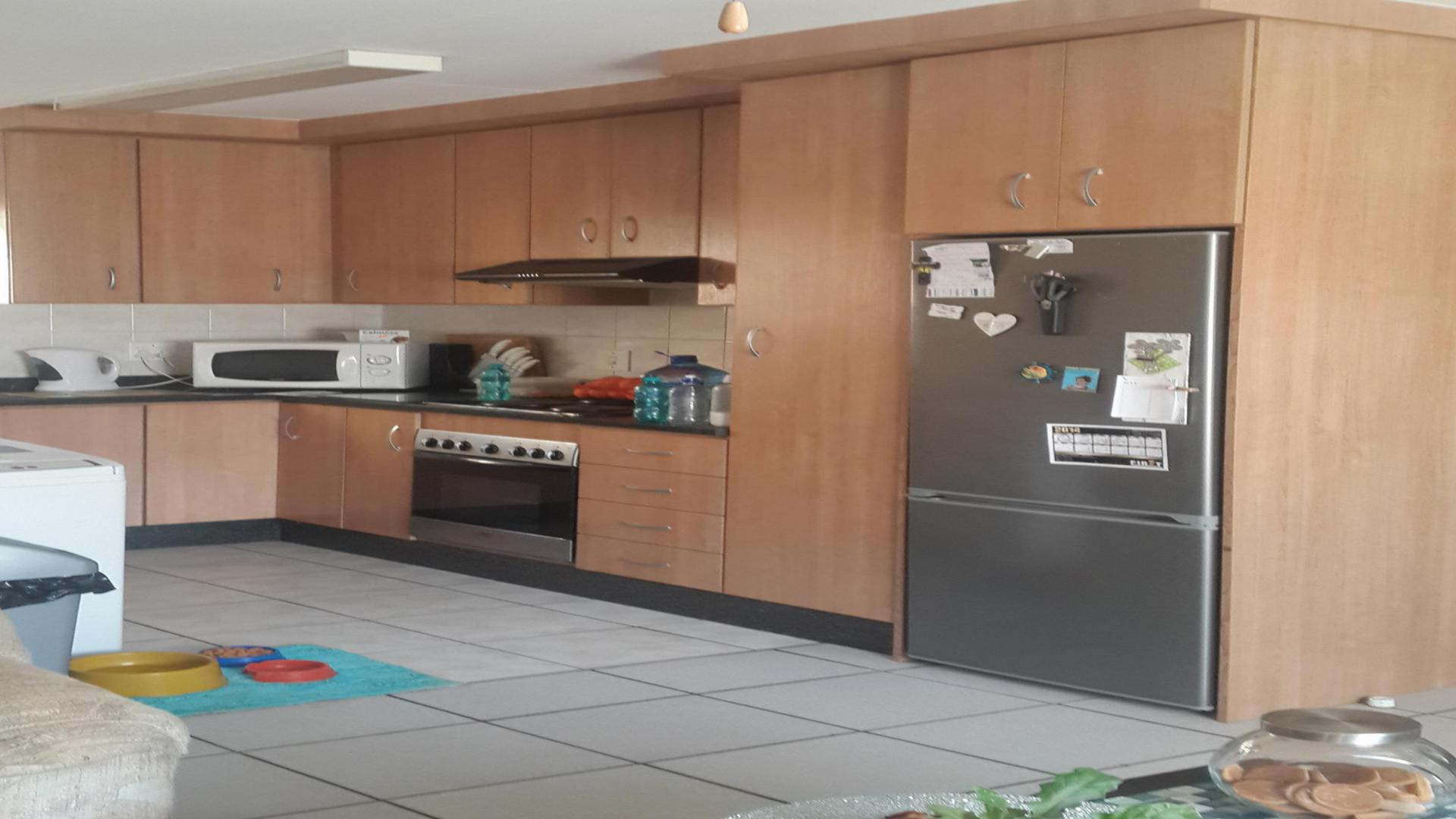 Kitchen - 11 square meters of property in Safarituine