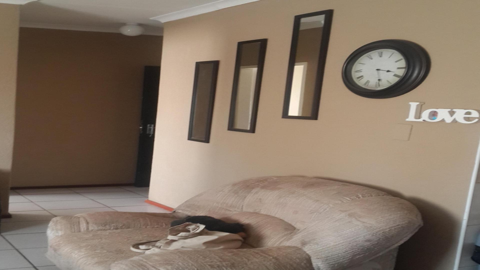 Lounges - 22 square meters of property in Safarituine