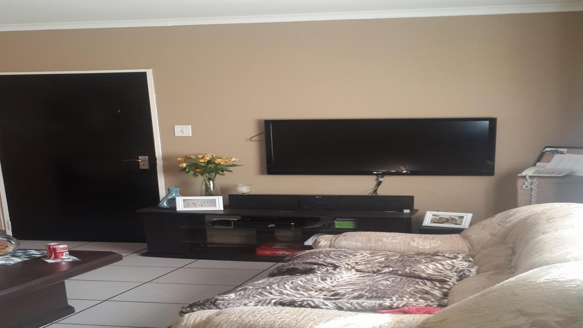 Lounges - 22 square meters of property in Safarituine