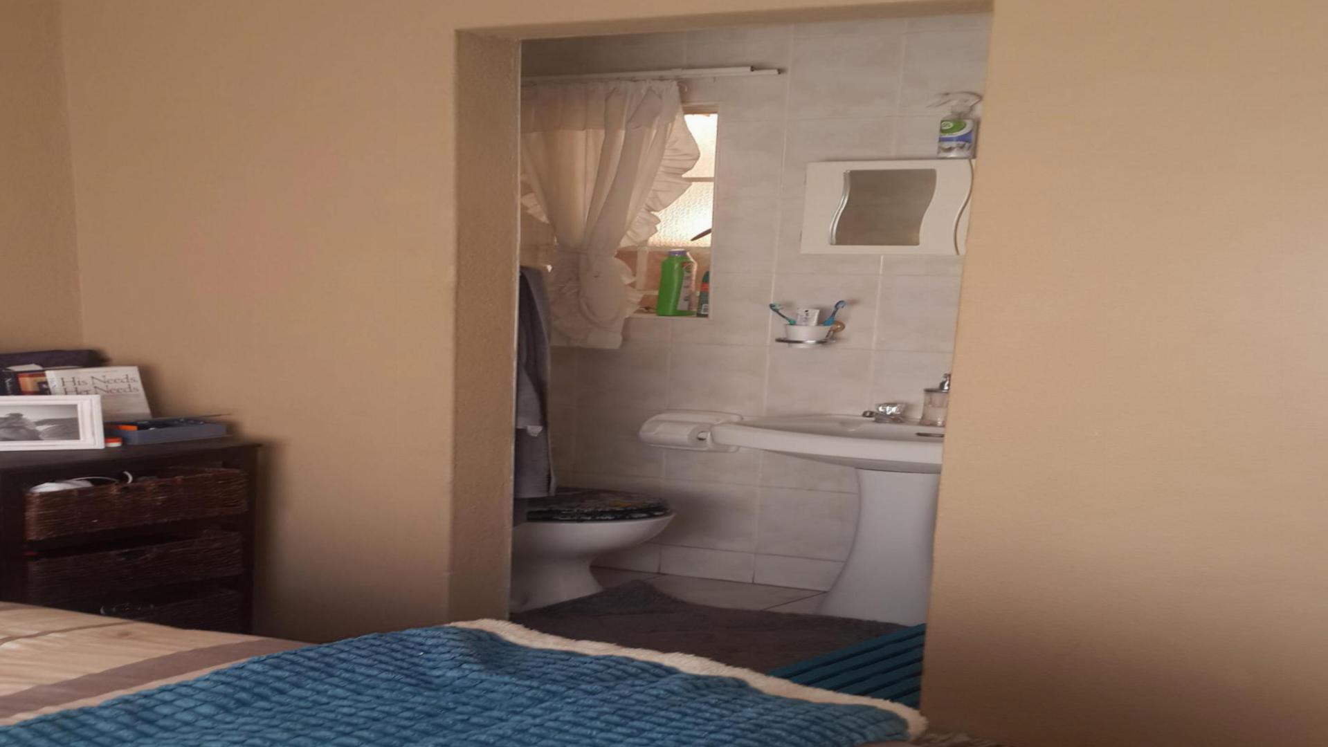 Bed Room 1 - 10 square meters of property in Safarituine