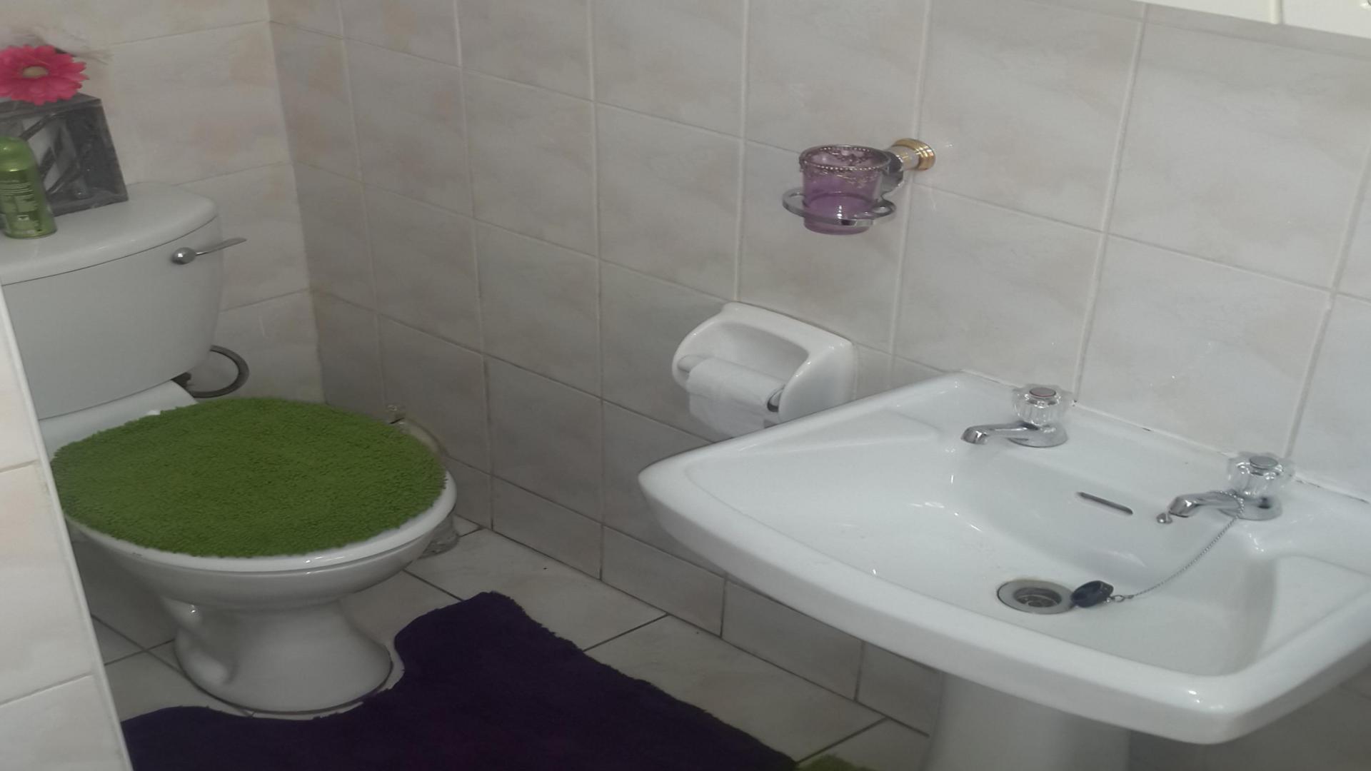 Main Bathroom - 7 square meters of property in Safarituine