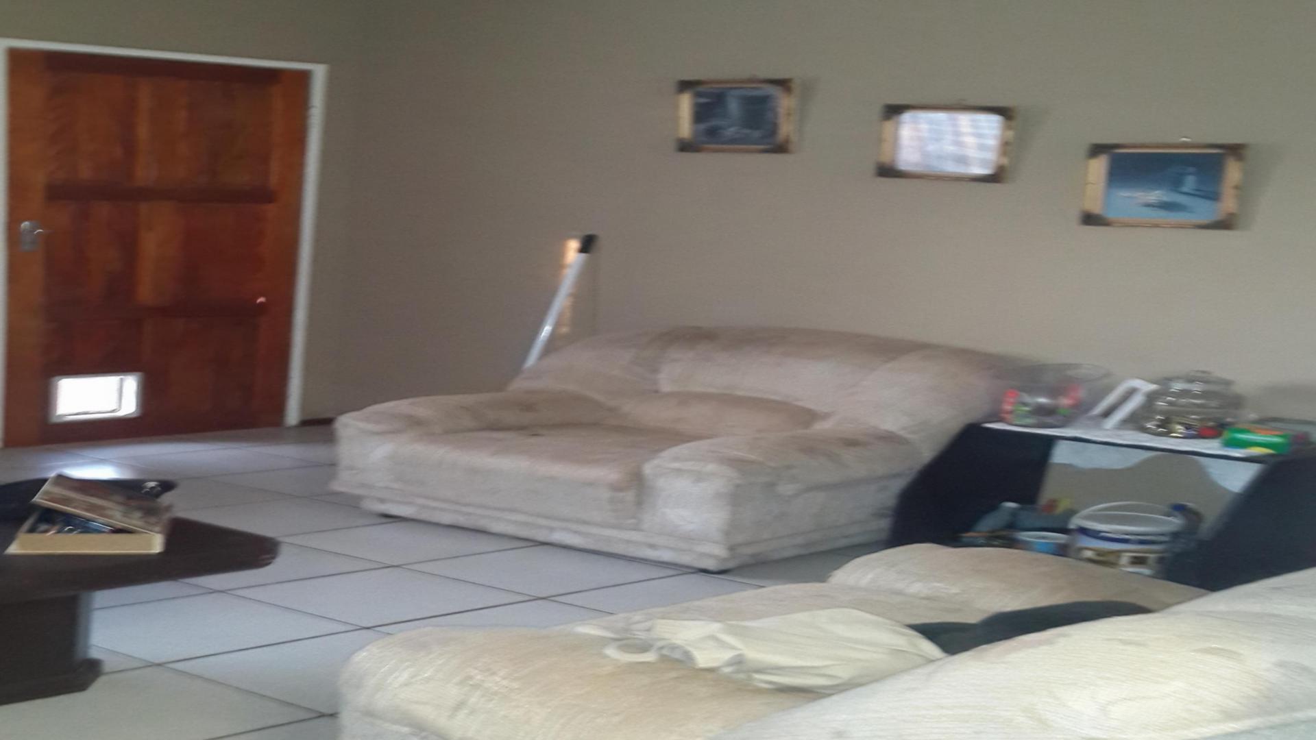 Lounges - 22 square meters of property in Safarituine