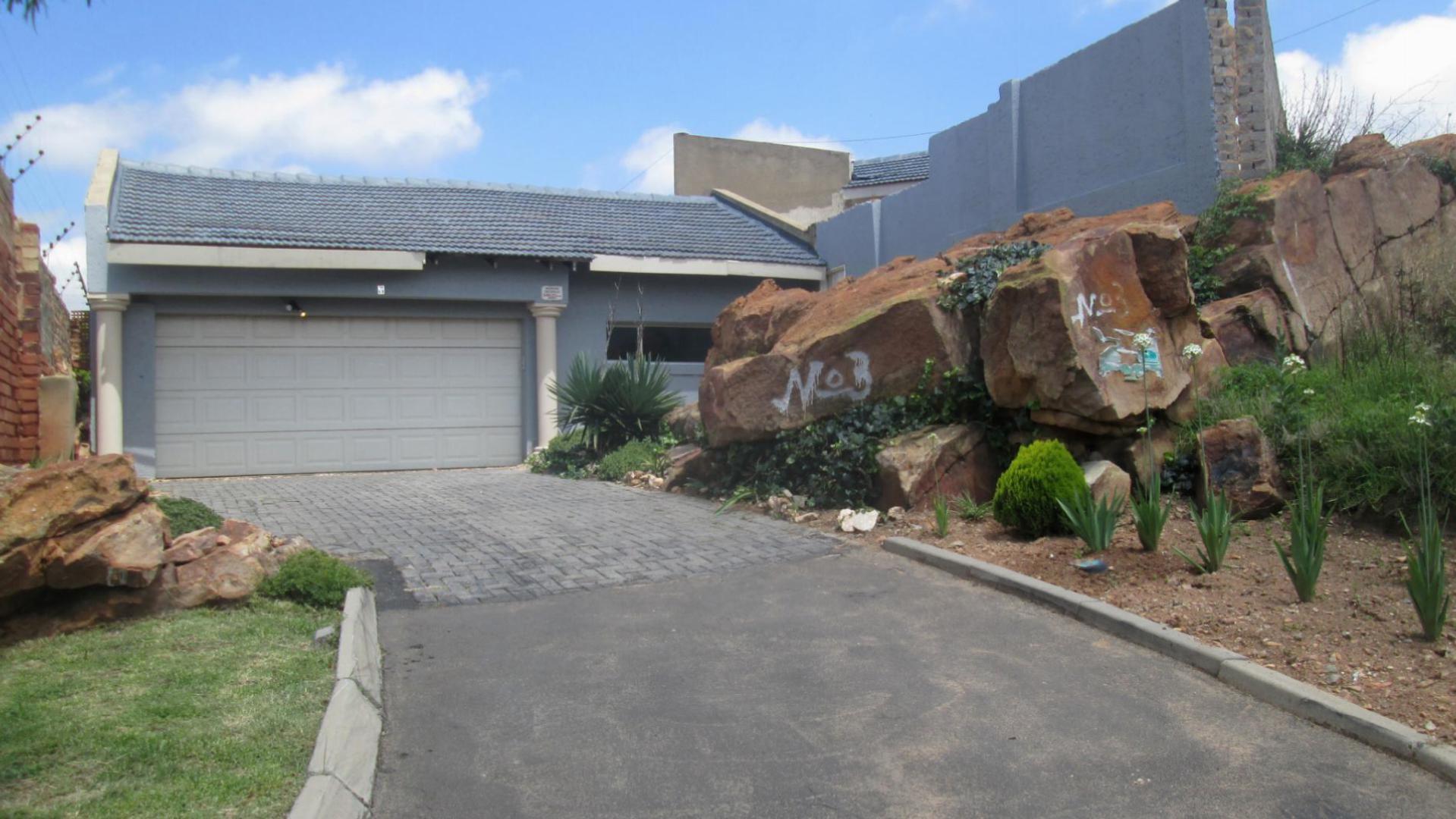 Front View of property in Winchester Hills