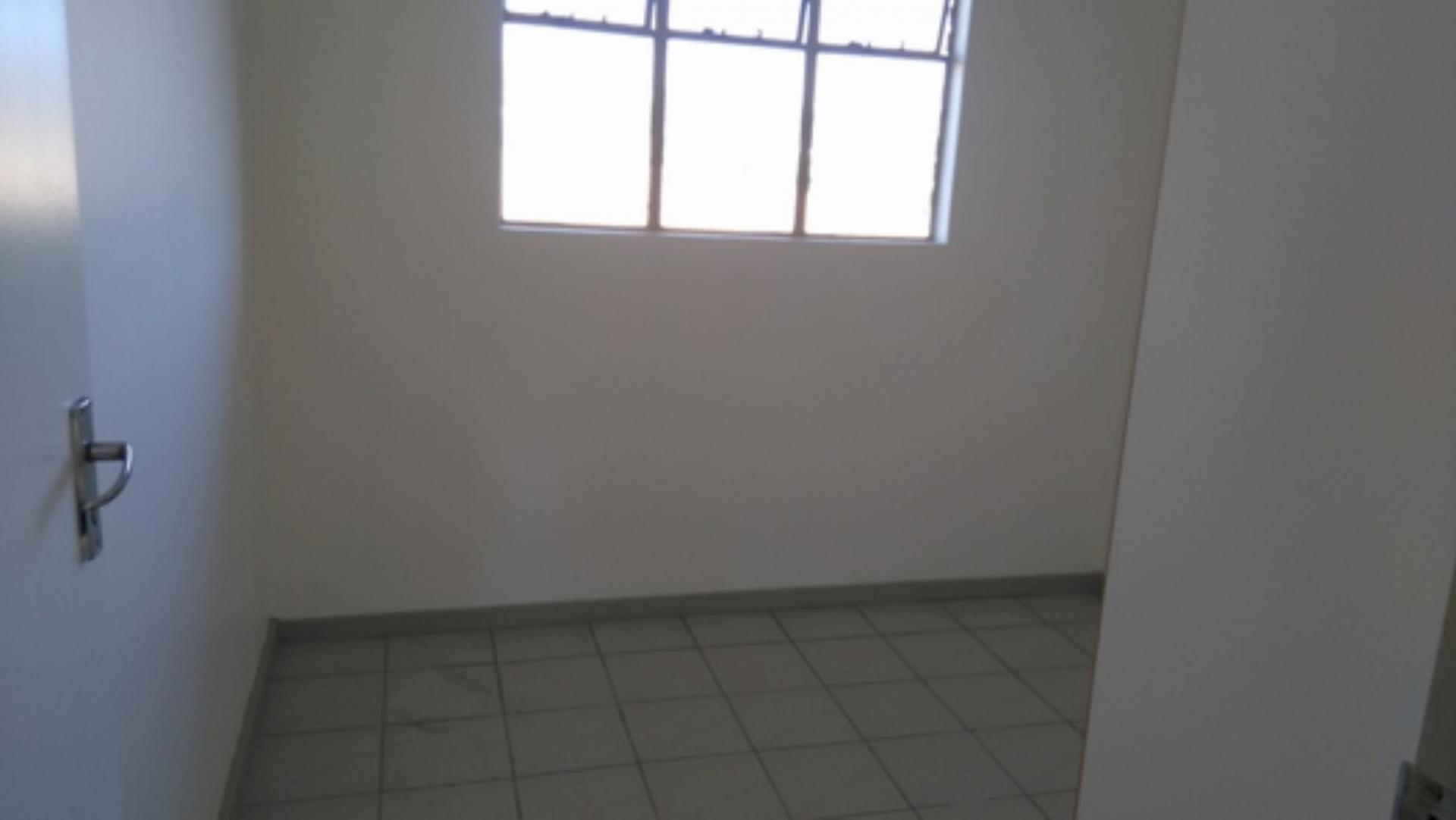 Main Bedroom - 12 square meters of property in Zwartkop