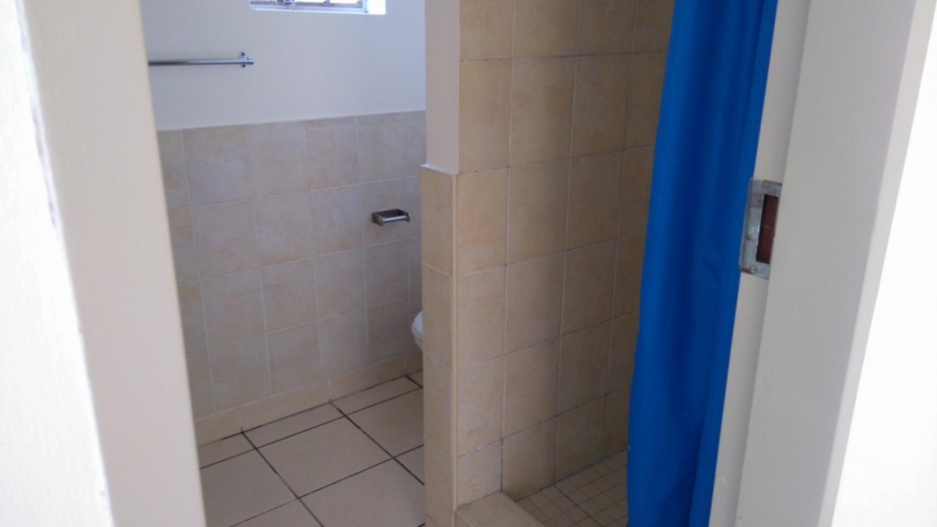 Main Bathroom - 4 square meters of property in Zwartkop