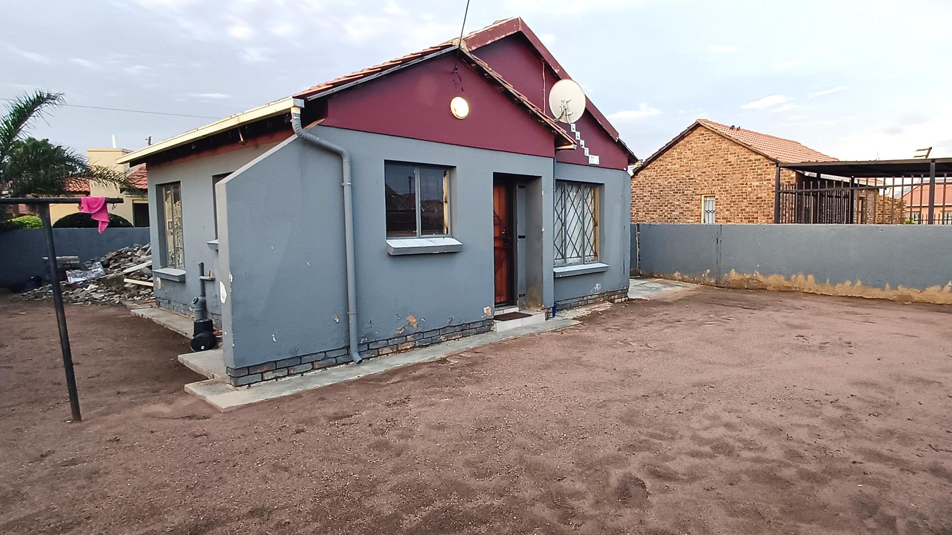 Front View of property in Kudube