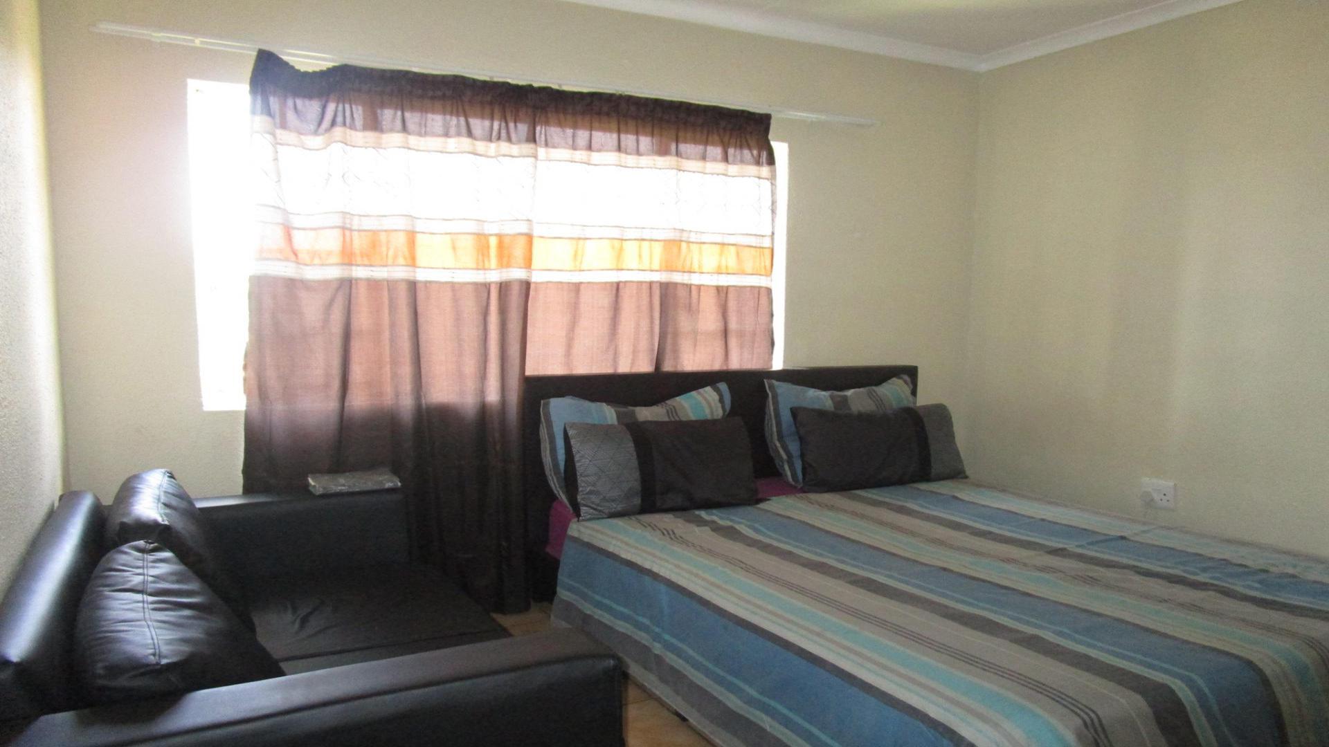 Bed Room 1 - 10 square meters of property in Kempton Park