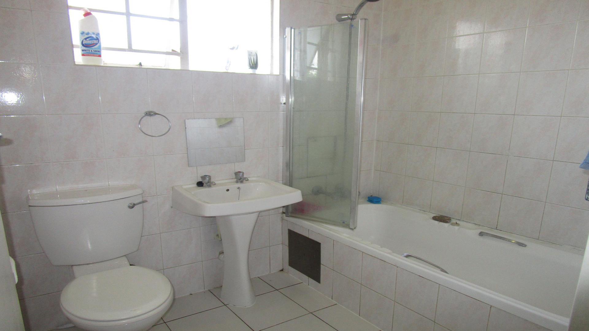 Bathroom 1 - 6 square meters of property in Kempton Park