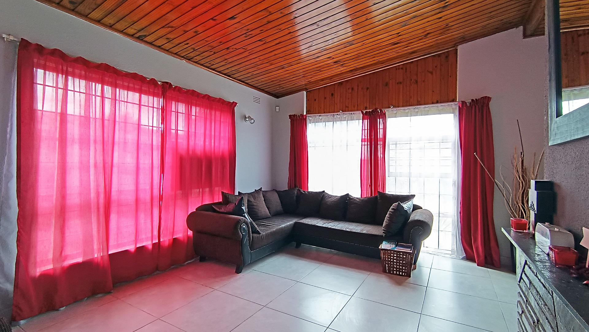 Lounges - 26 square meters of property in Kraaifontein