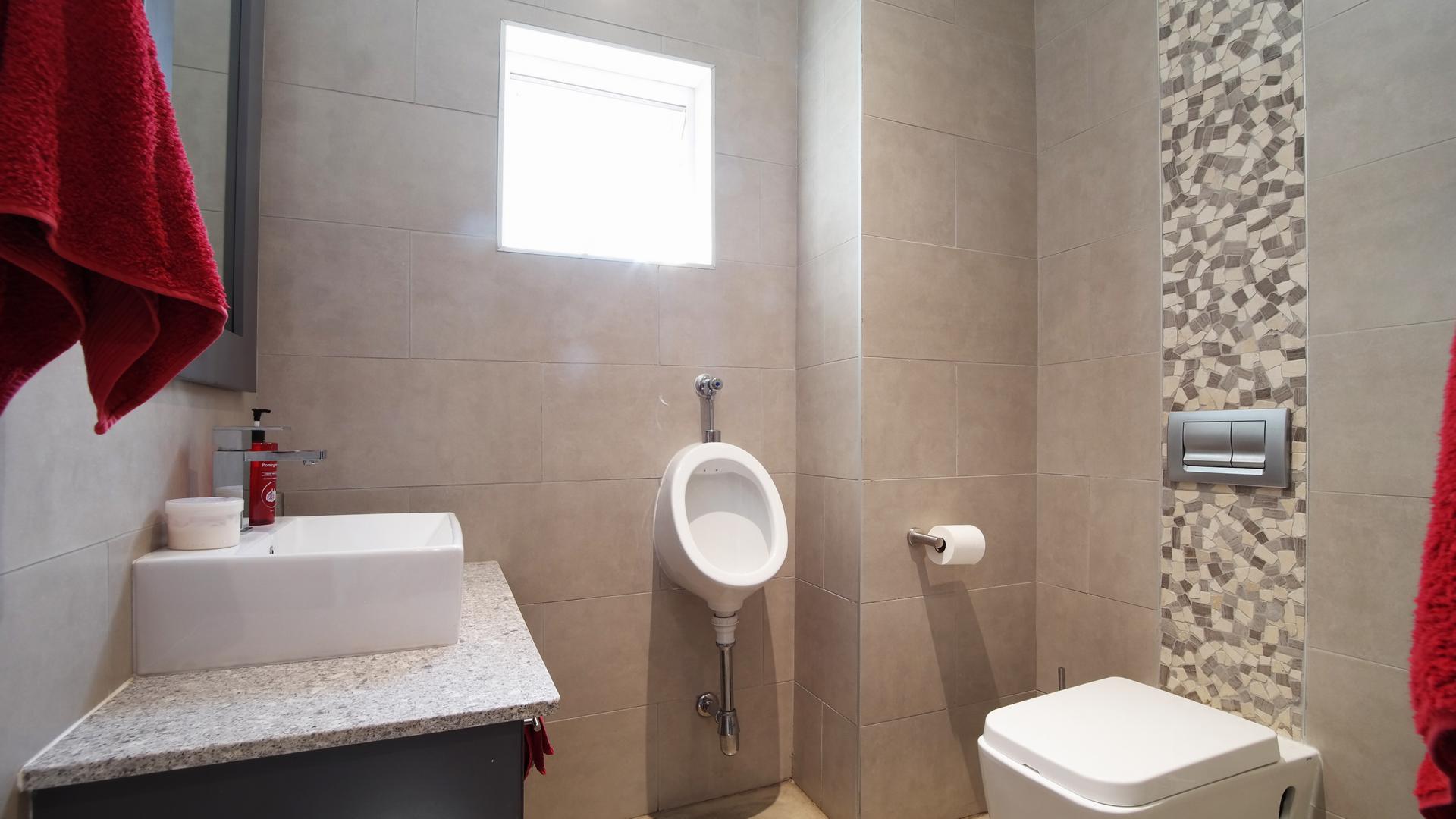 Guest Toilet - 8 square meters of property in Silverwoods Country Estate