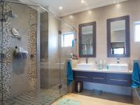Main Bathroom - 17 square meters of property in Silverwoods Country Estate
