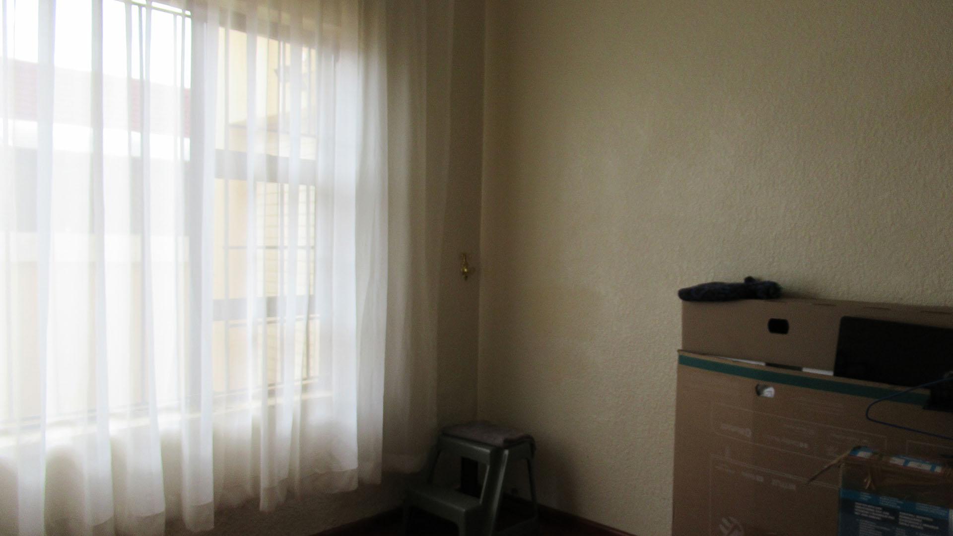 Bed Room 1 - 10 square meters of property in Mohlakeng