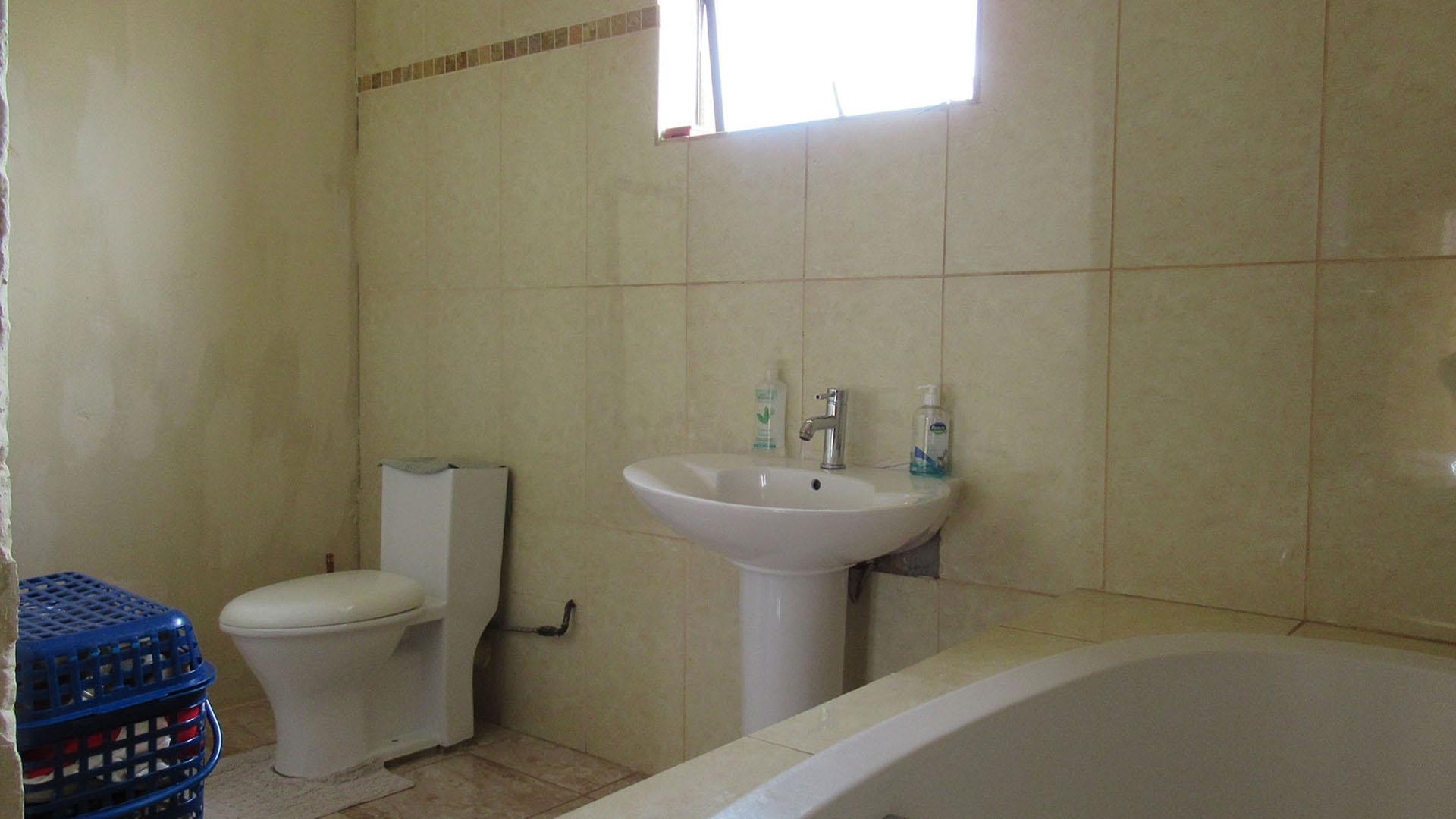 Main Bathroom - 9 square meters of property in Mohlakeng