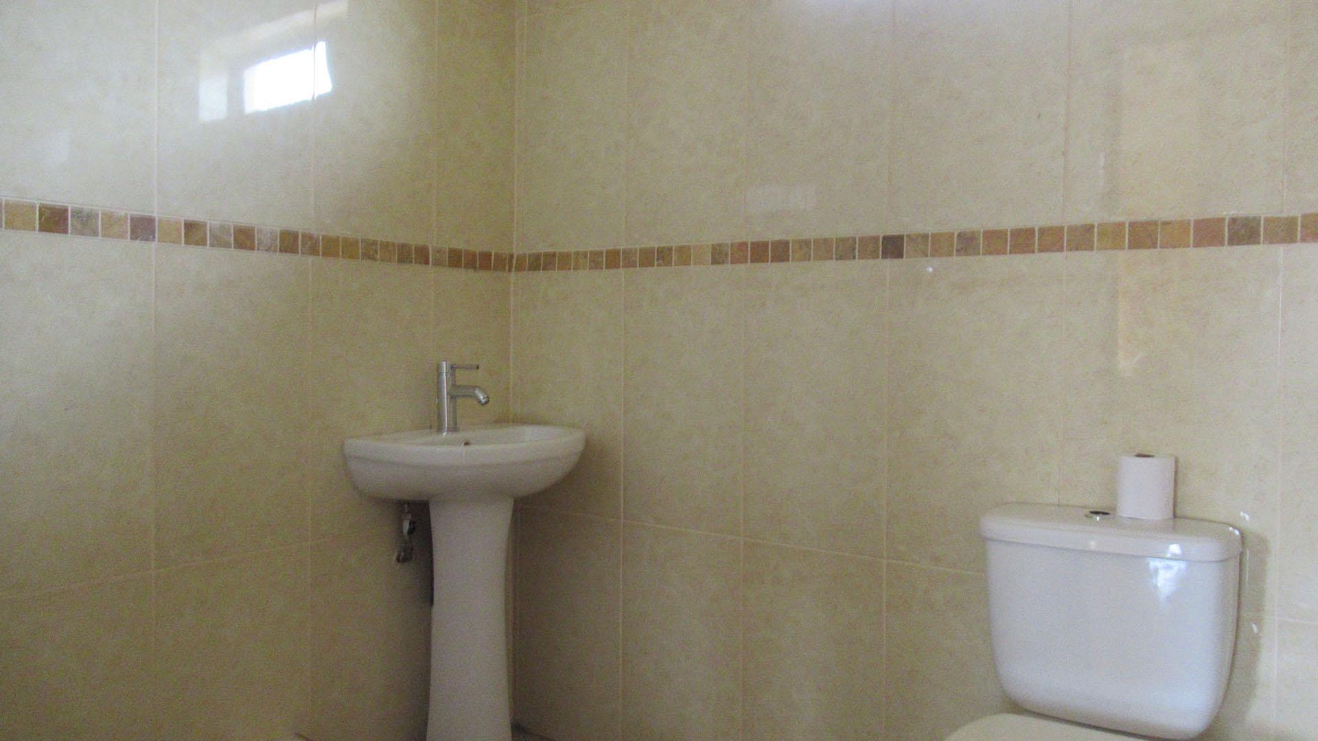 Bathroom 3+ - 4 square meters of property in Mohlakeng