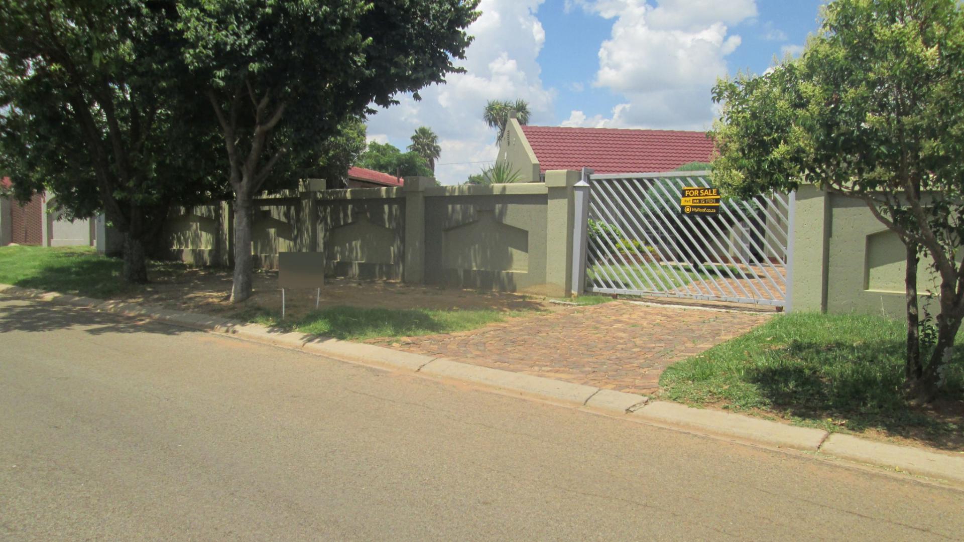 Front View of property in Leachville