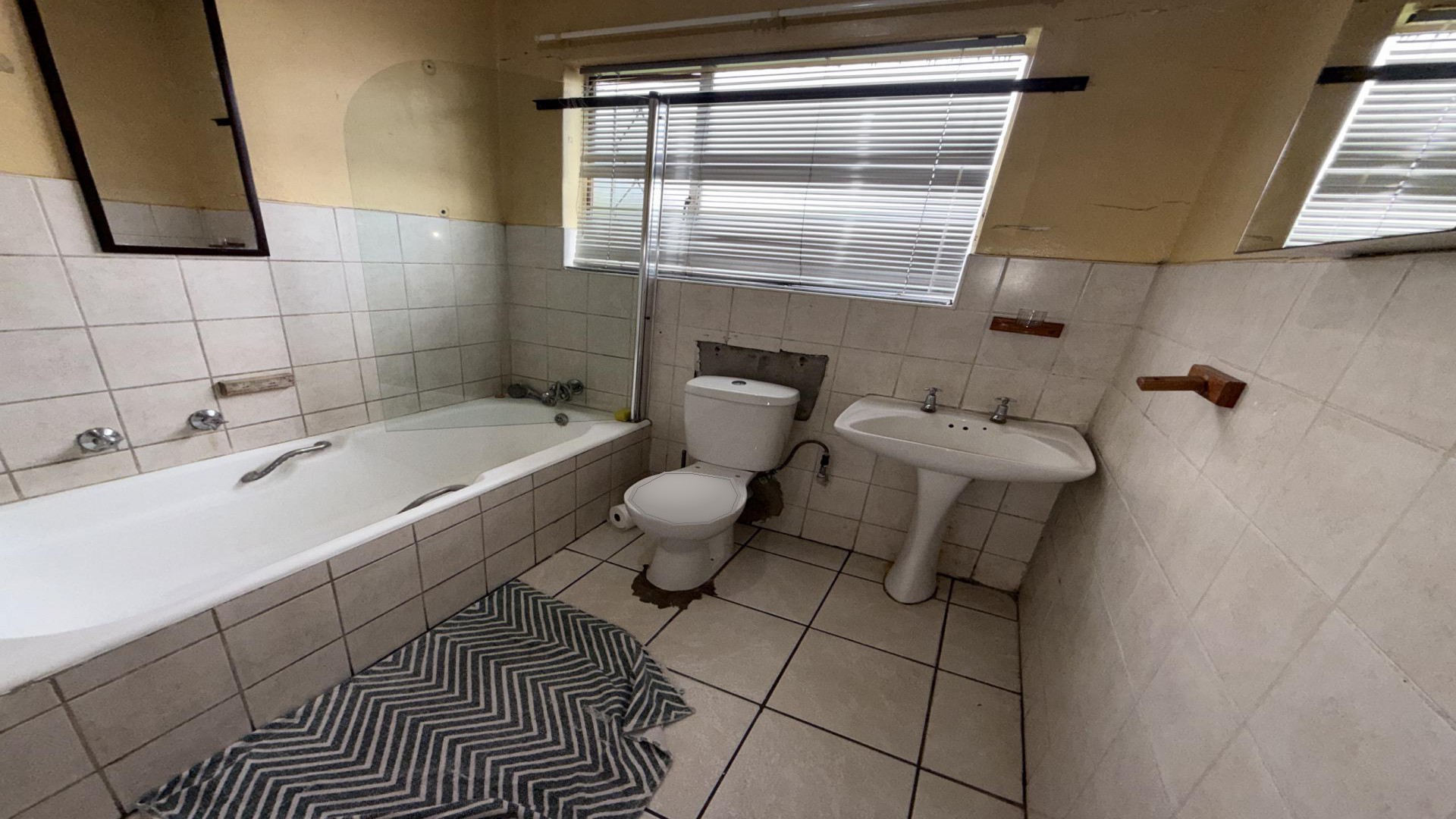 Bathroom 1 of property in Emalahleni (Witbank) 