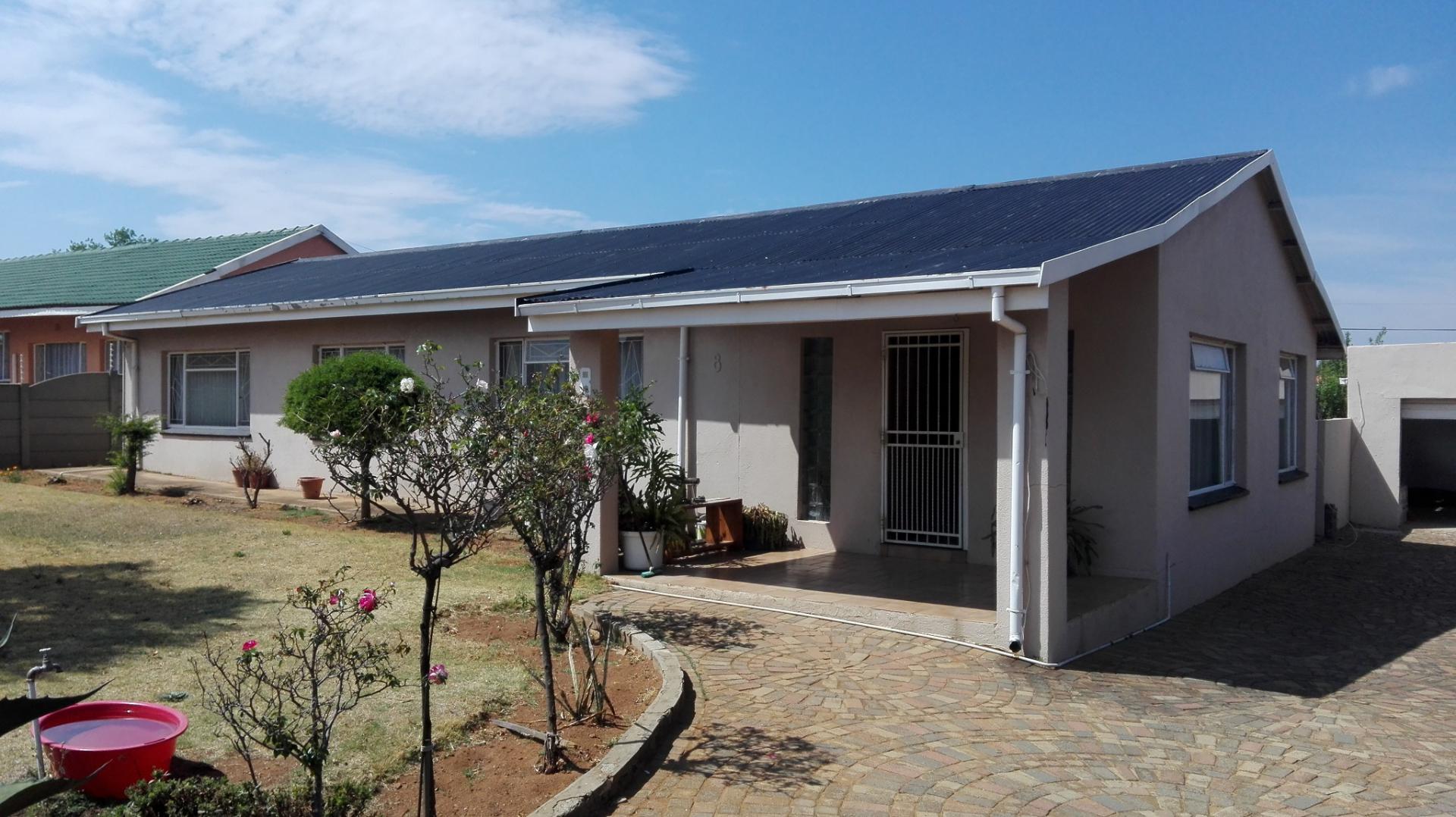 Front View of property in Roodepoort