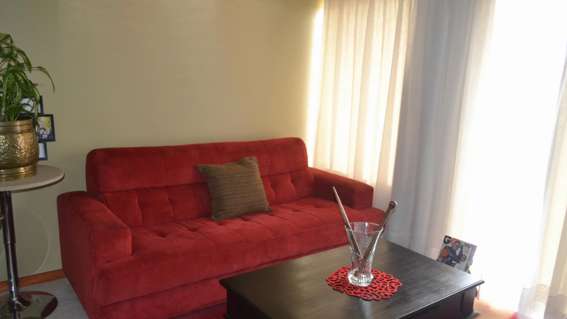 Lounges - 12 square meters of property in Daspoort