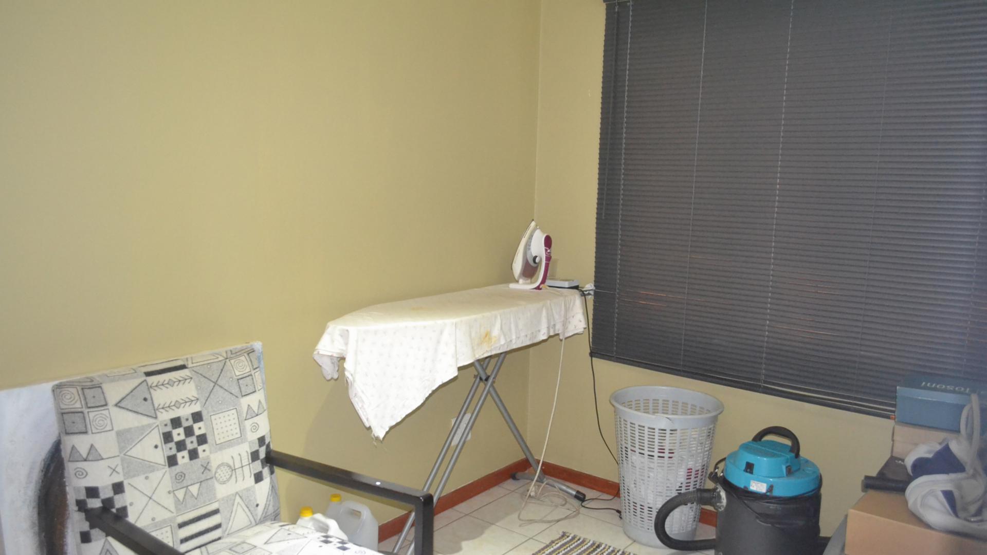 Bed Room 2 - 8 square meters of property in Daspoort