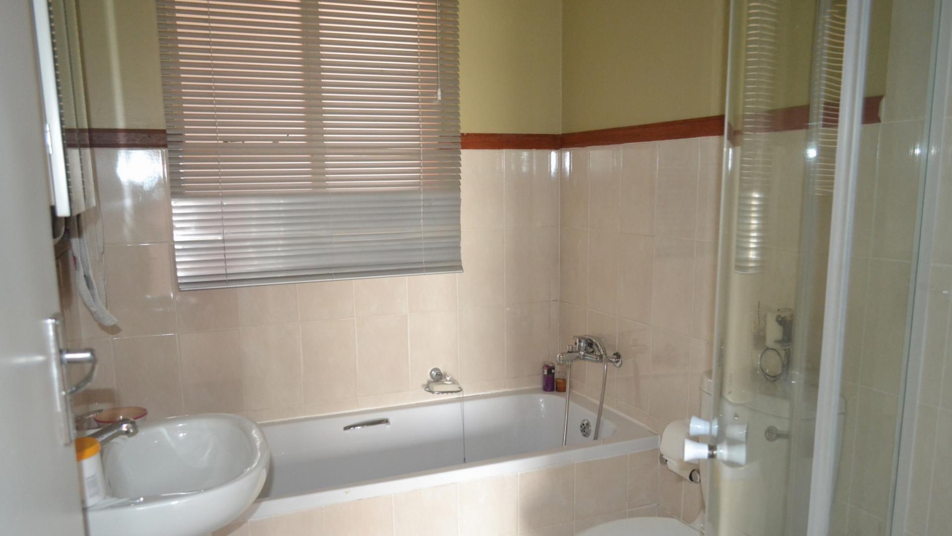 Bathroom 1 - 5 square meters of property in Daspoort