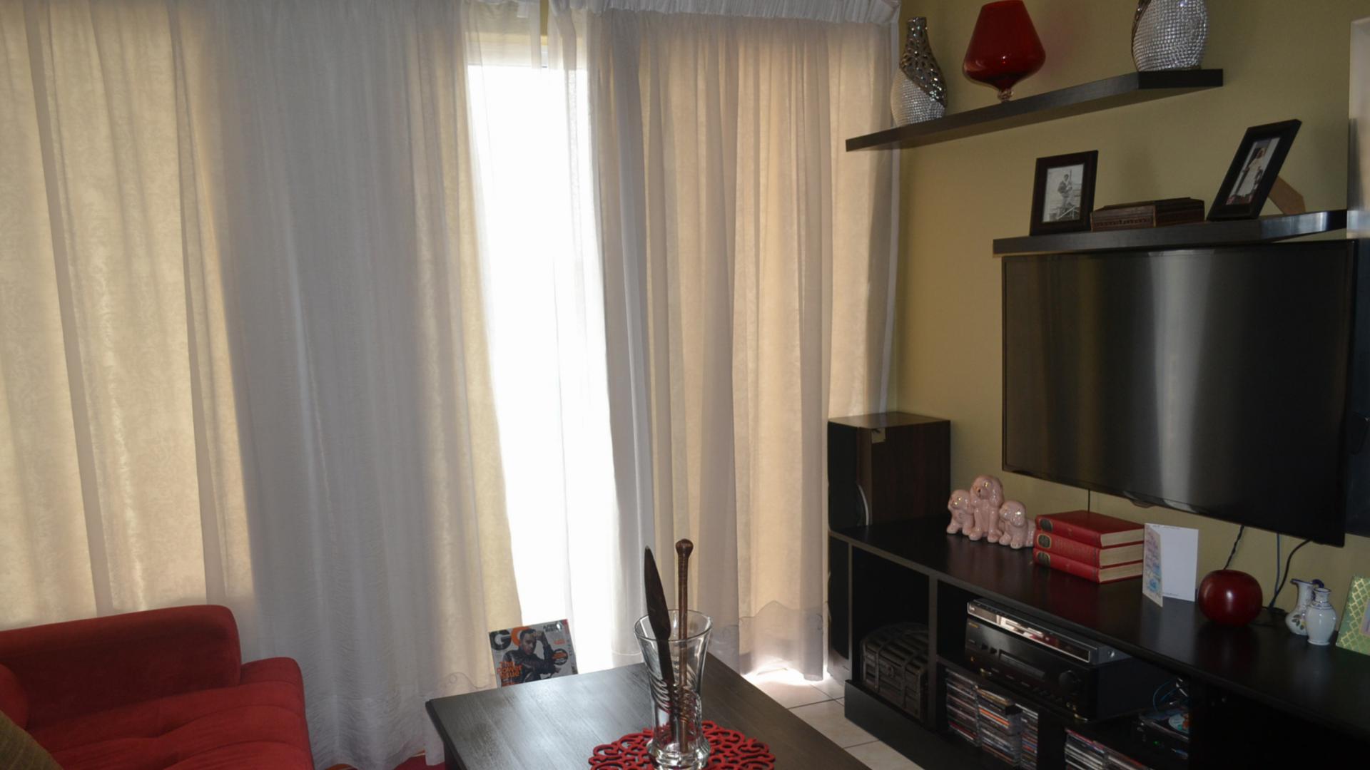 Lounges - 12 square meters of property in Daspoort