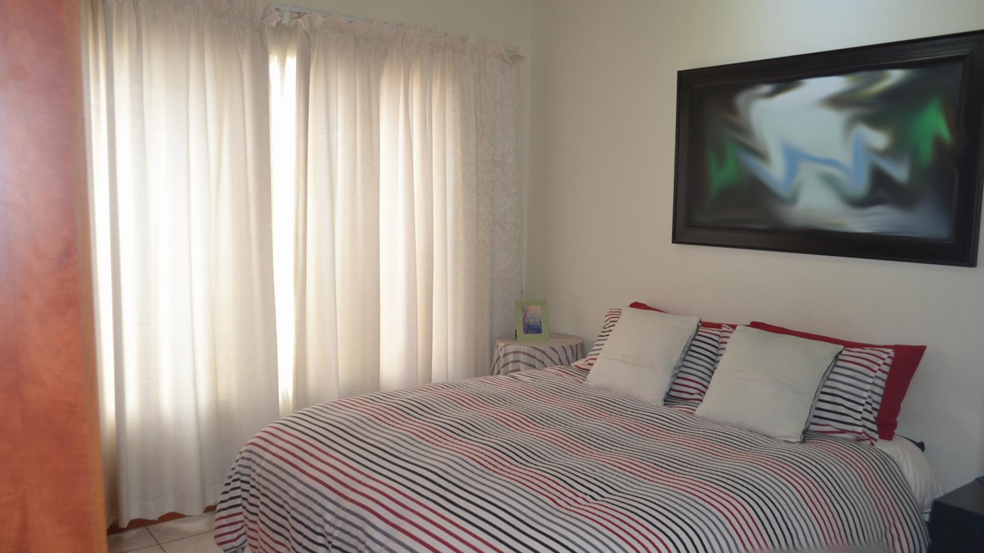 Main Bedroom - 11 square meters of property in Daspoort