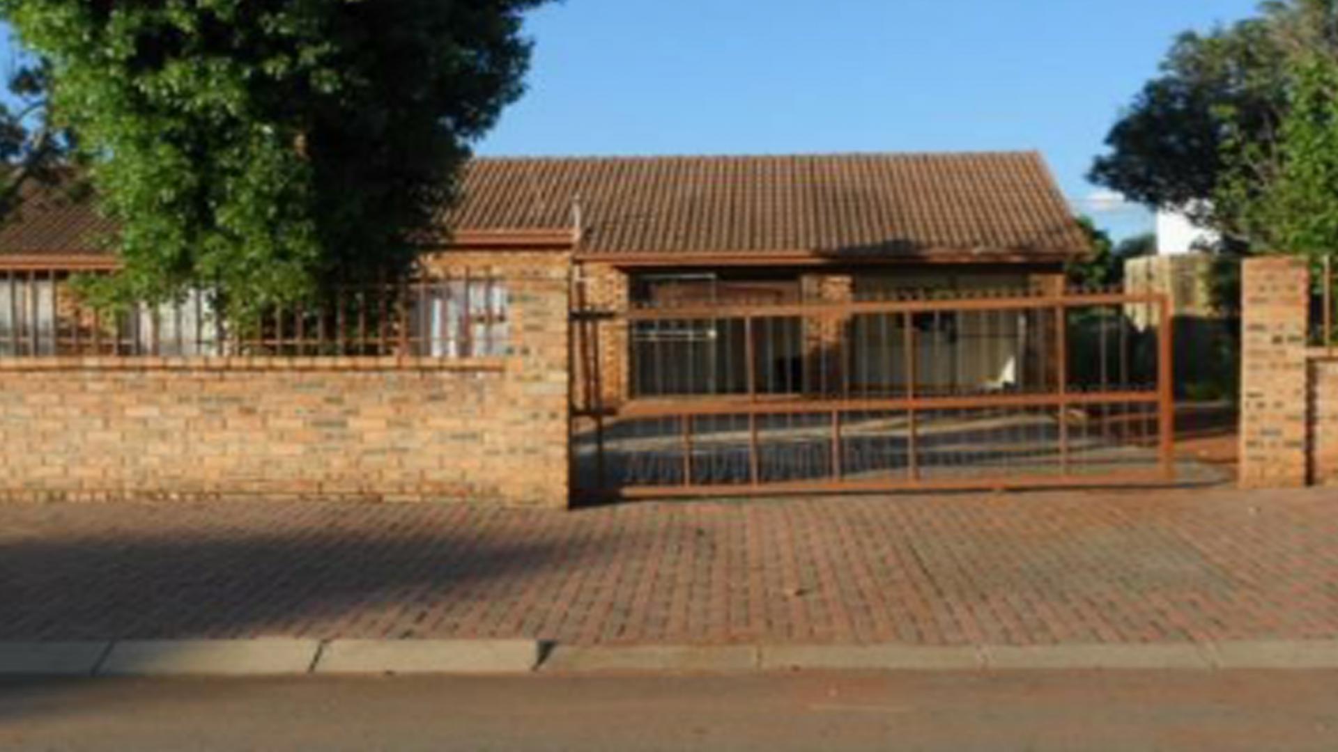 4 Bedroom House for Sale For Sale in Mahwelereng Home Sell MR152309