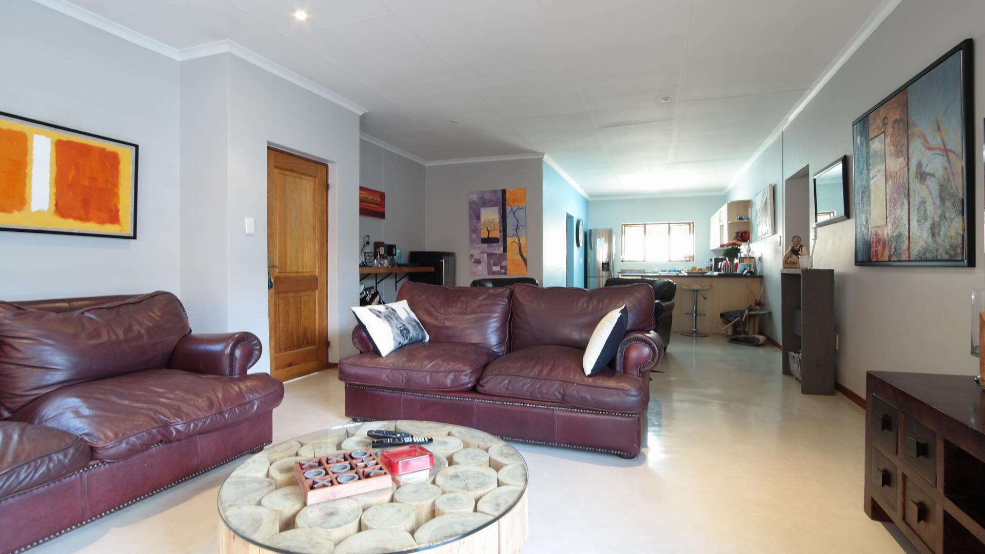 Lounges - 20 square meters of property in Silver Lakes Golf Estate