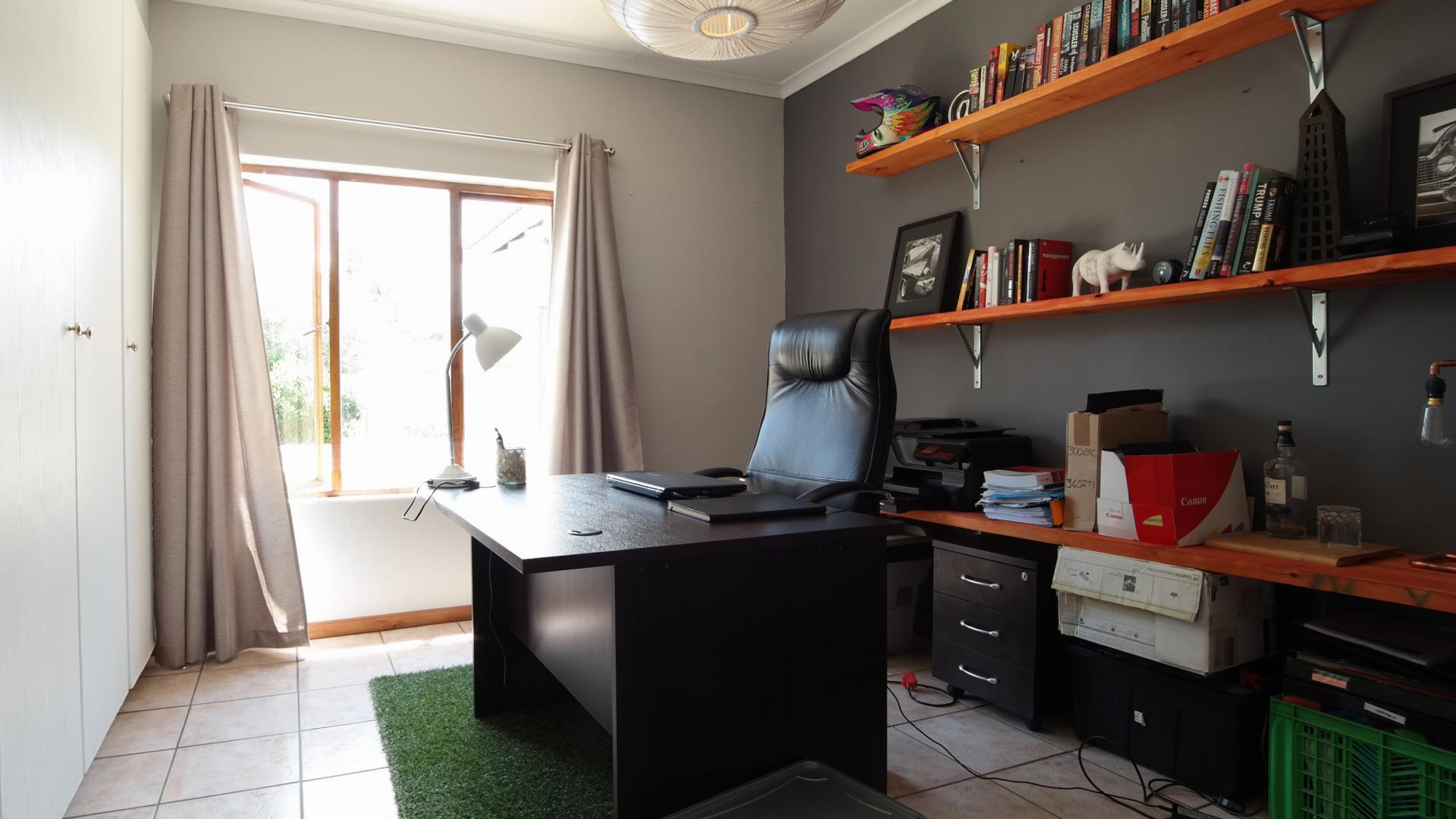 Bed Room 1 - 13 square meters of property in Silver Lakes Golf Estate