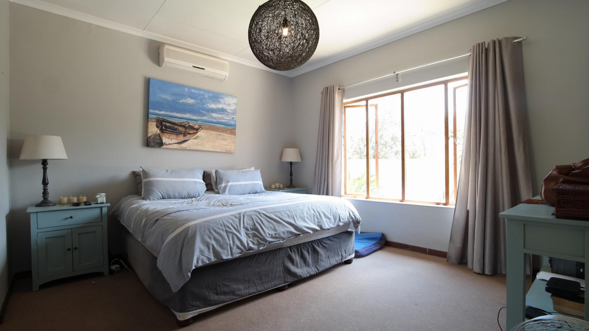 Main Bedroom - 21 square meters of property in Silver Lakes Golf Estate