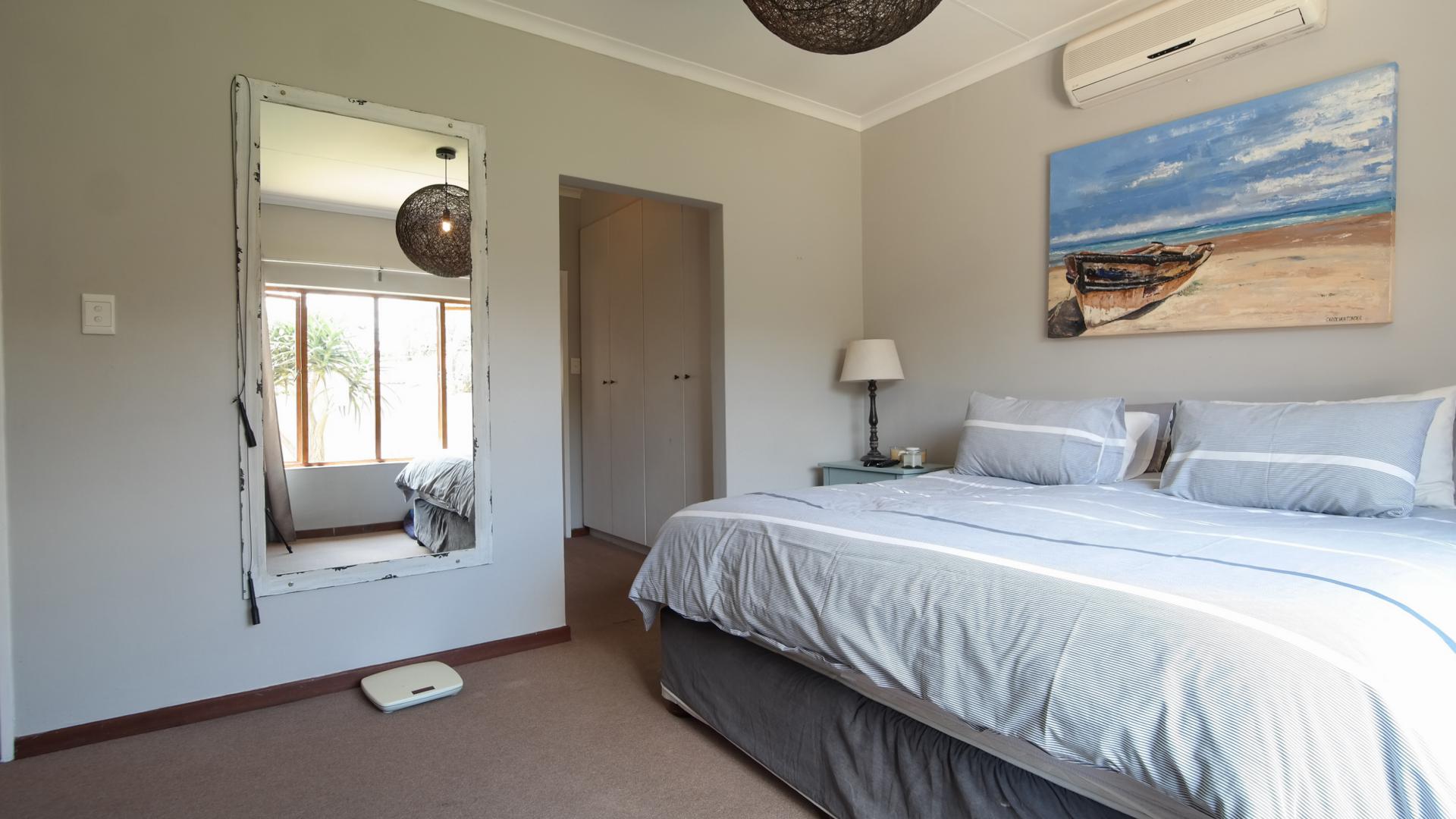 Main Bedroom - 21 square meters of property in Silver Lakes Golf Estate