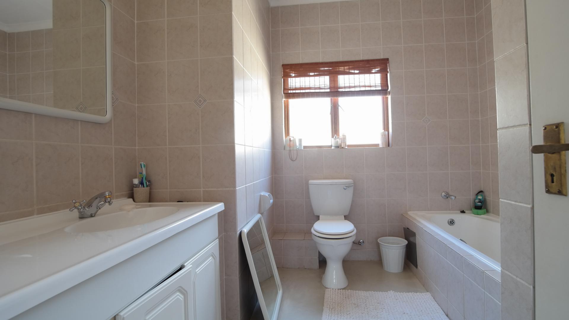 Bathroom 1 - 8 square meters of property in Silver Lakes Golf Estate