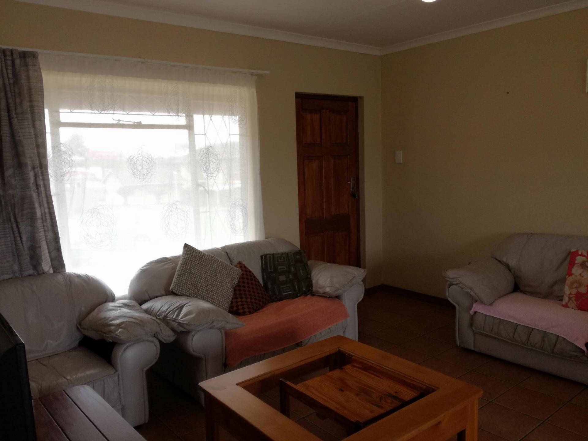 Lounges - 18 square meters of property in Cato Ridge