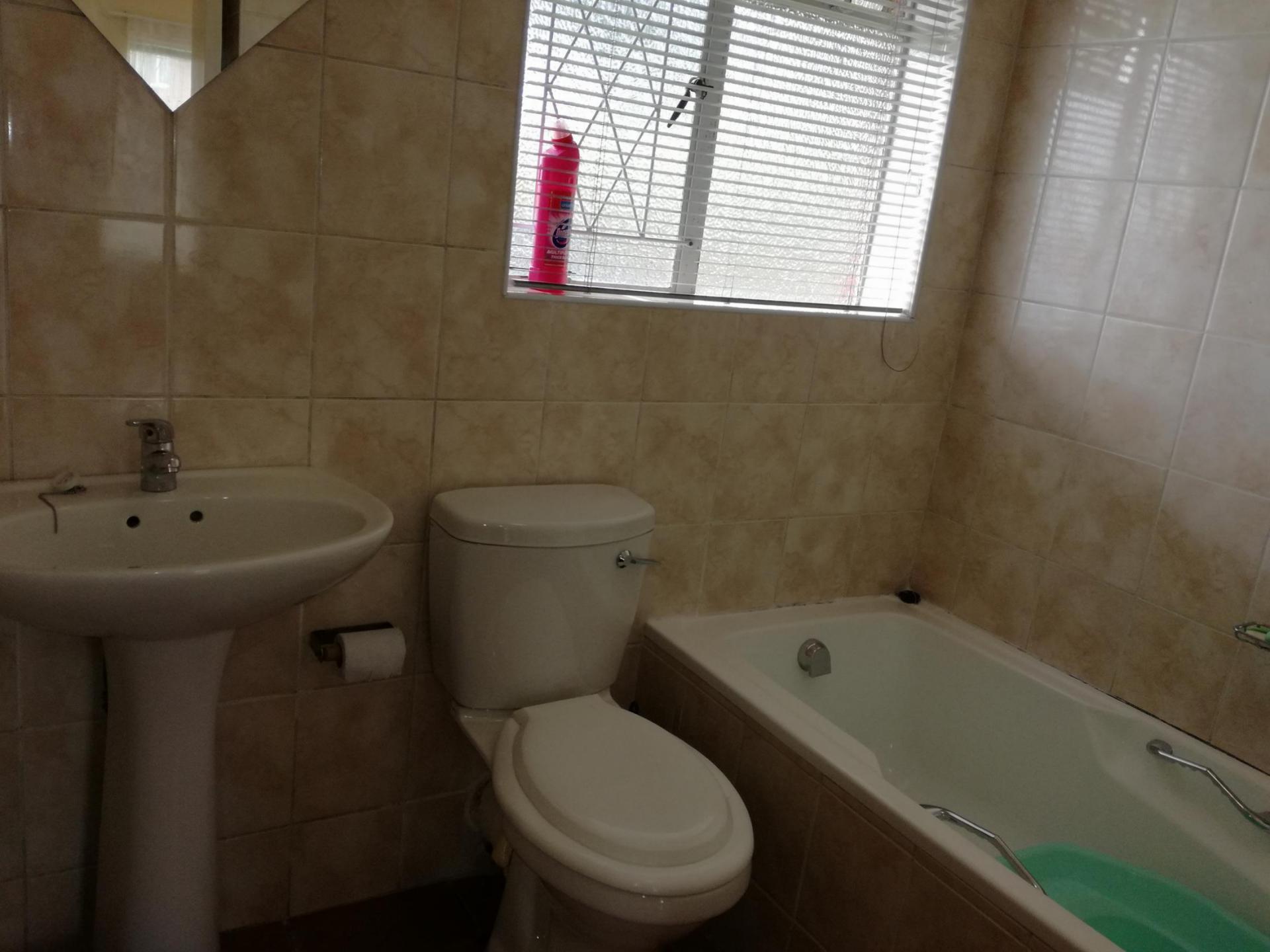 Main Bathroom - 5 square meters of property in Cato Ridge