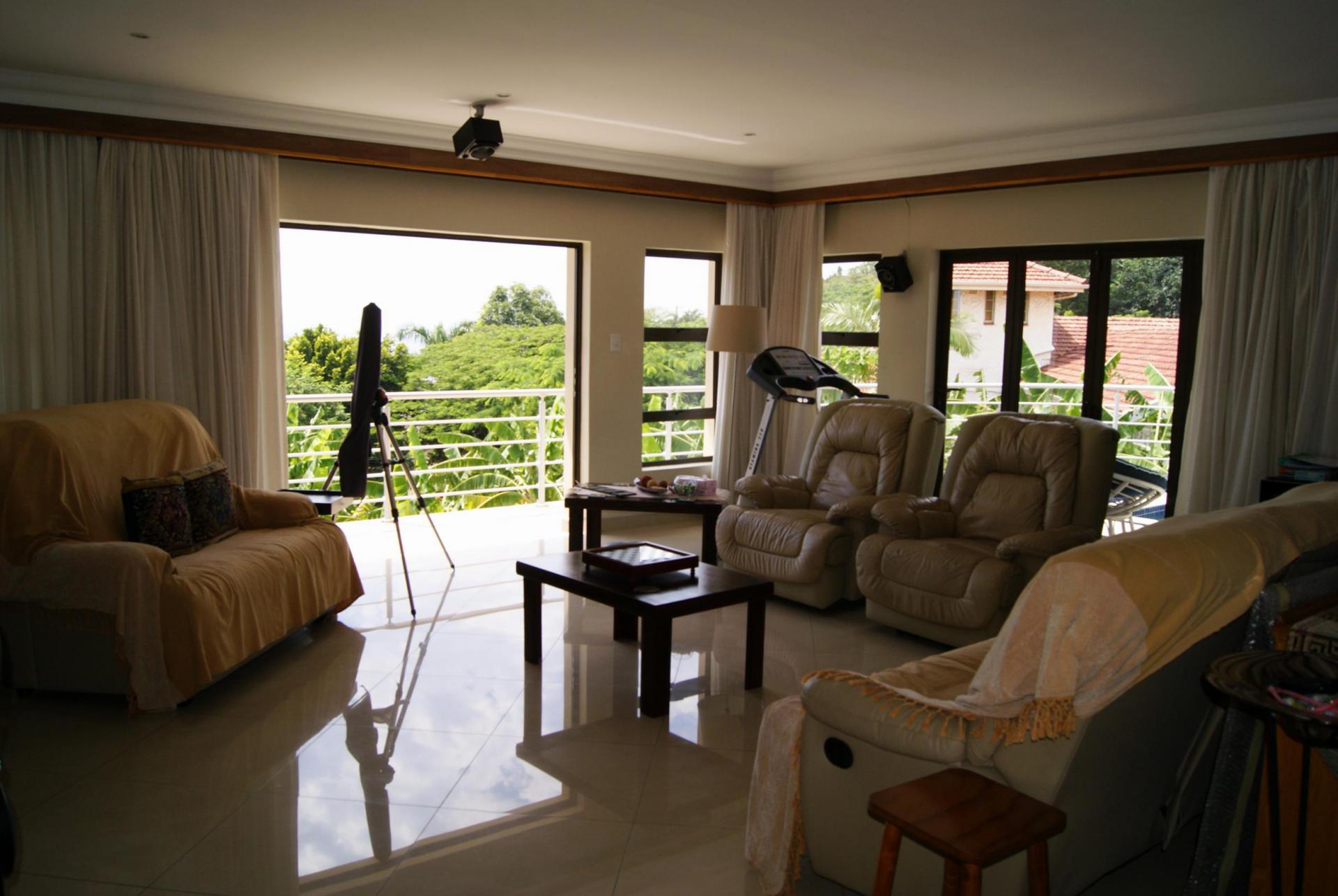 Lounges - 67 square meters of property in Freeland Park