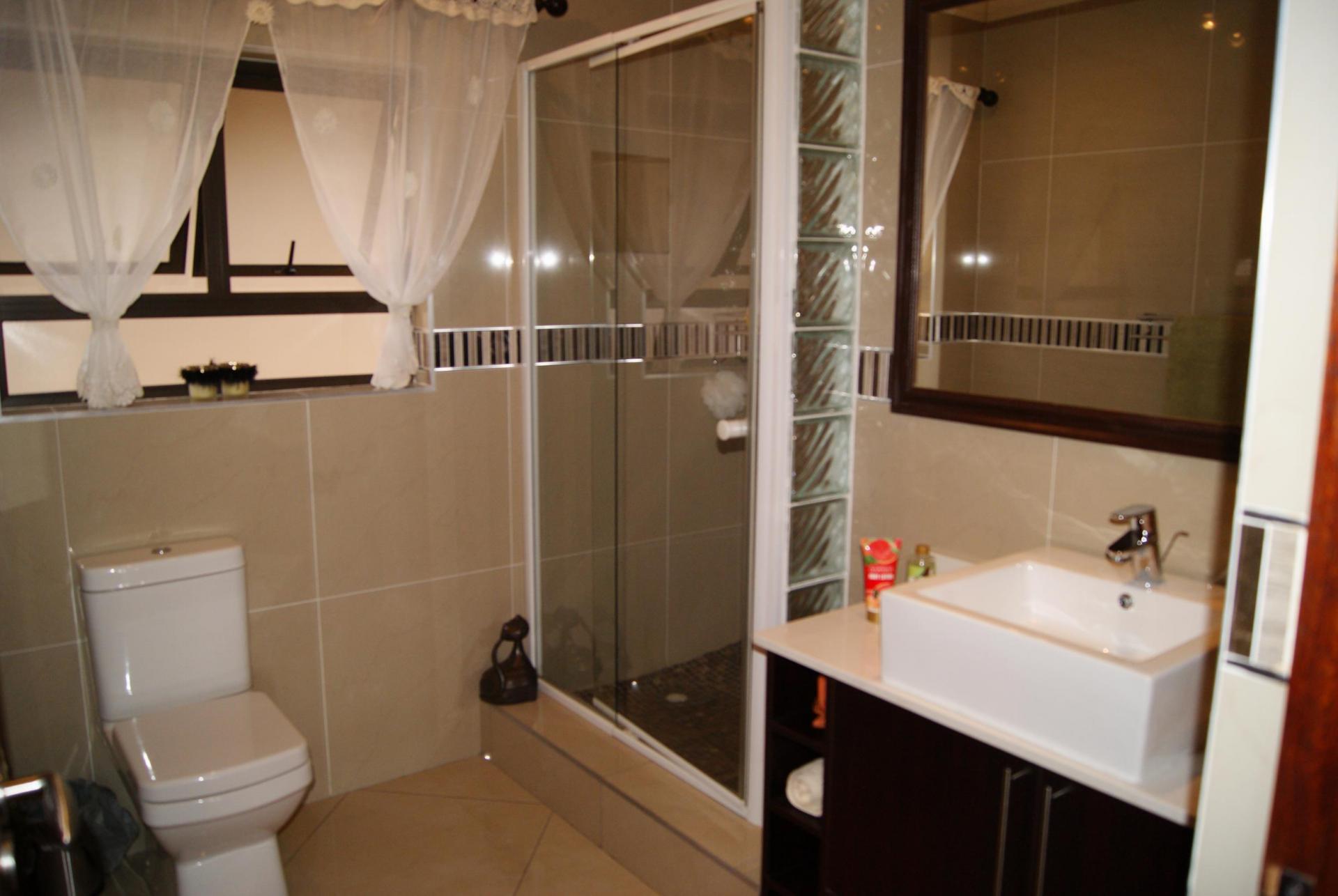 Main Bathroom - 6 square meters of property in Freeland Park