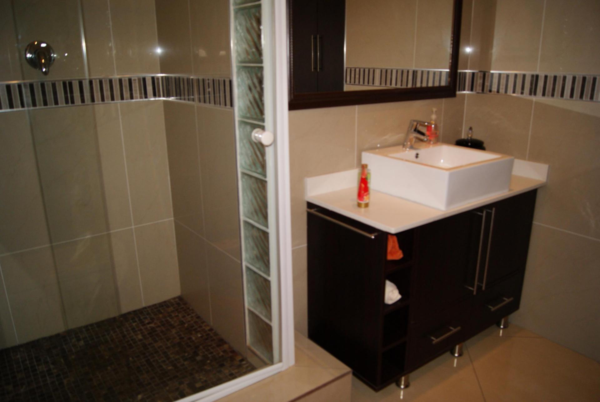 Main Bathroom - 6 square meters of property in Freeland Park